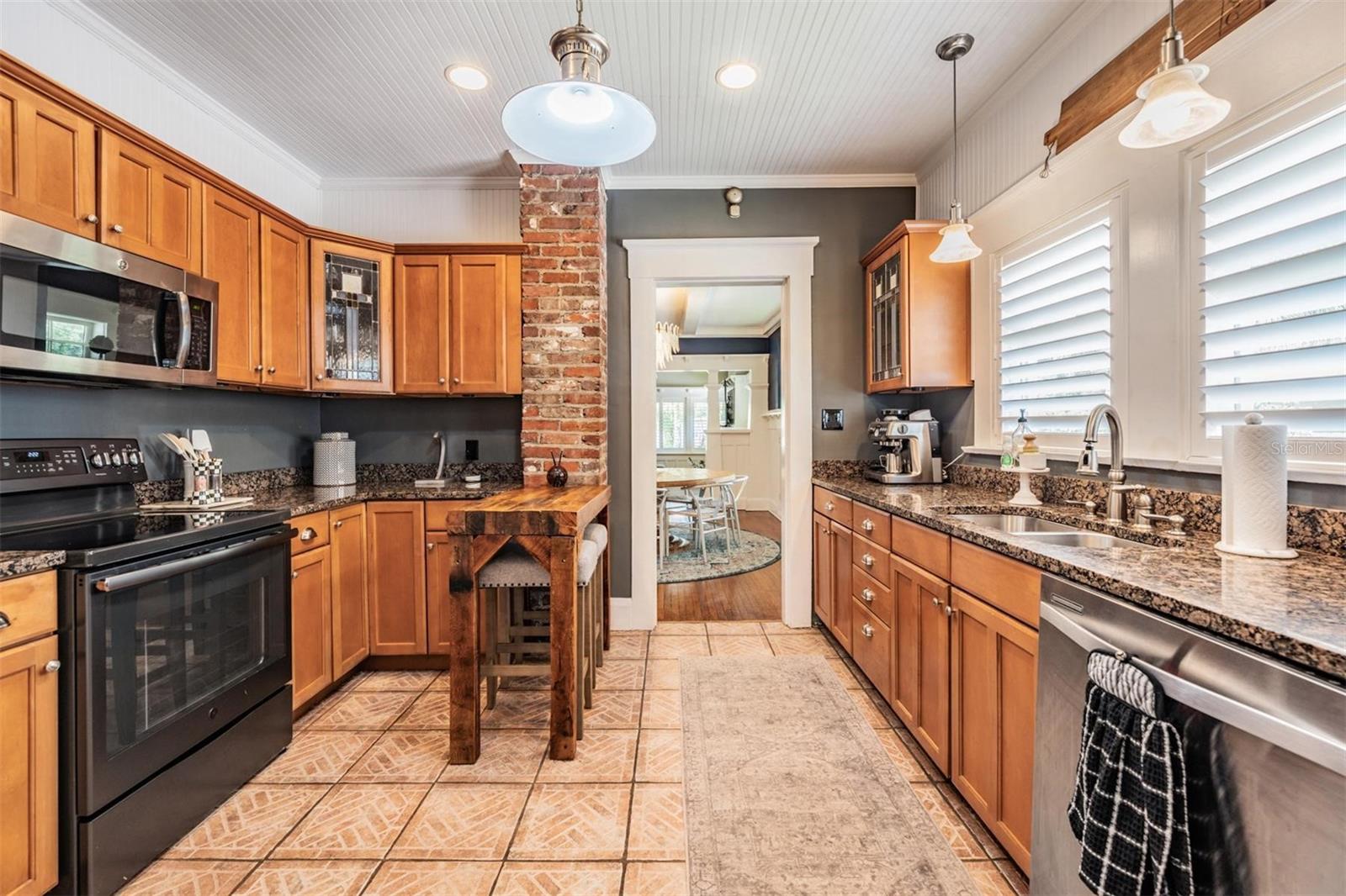 Listing photo id 18 for 4010 Neptune Street