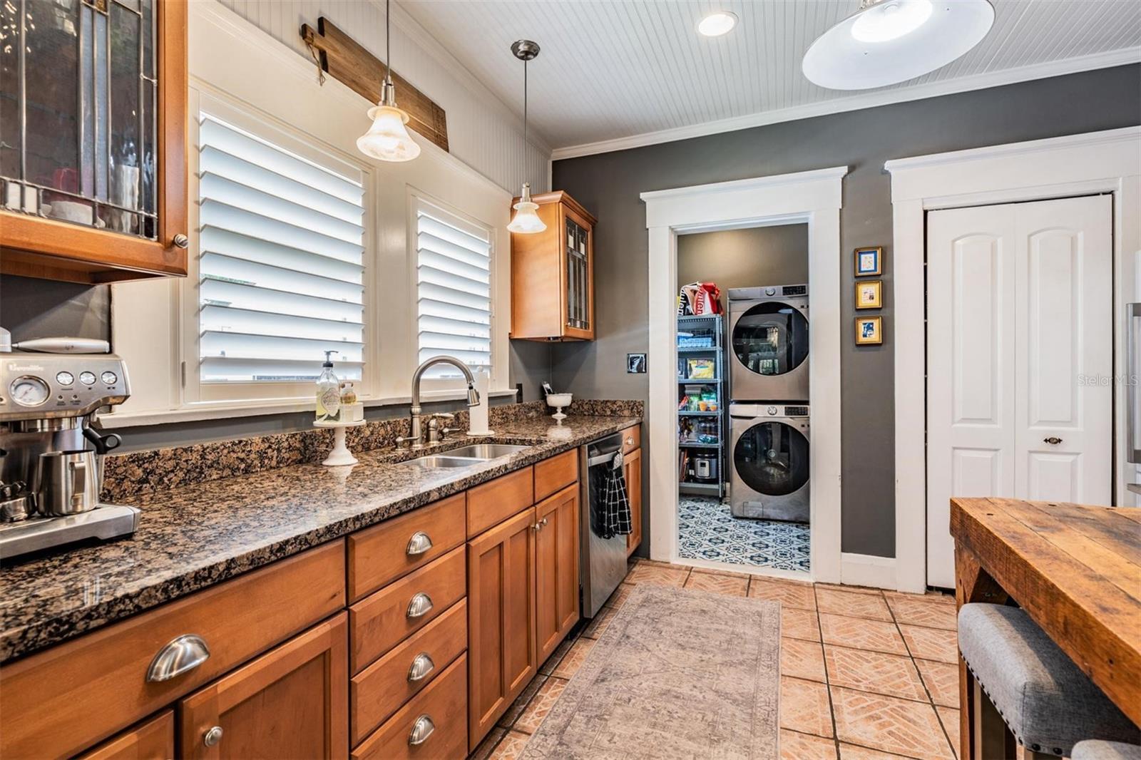 Listing photo id 19 for 4010 Neptune Street