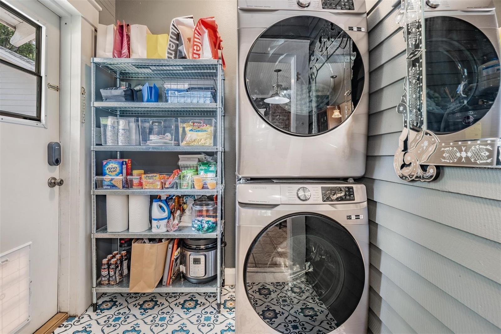 Listing photo id 20 for 4010 Neptune Street