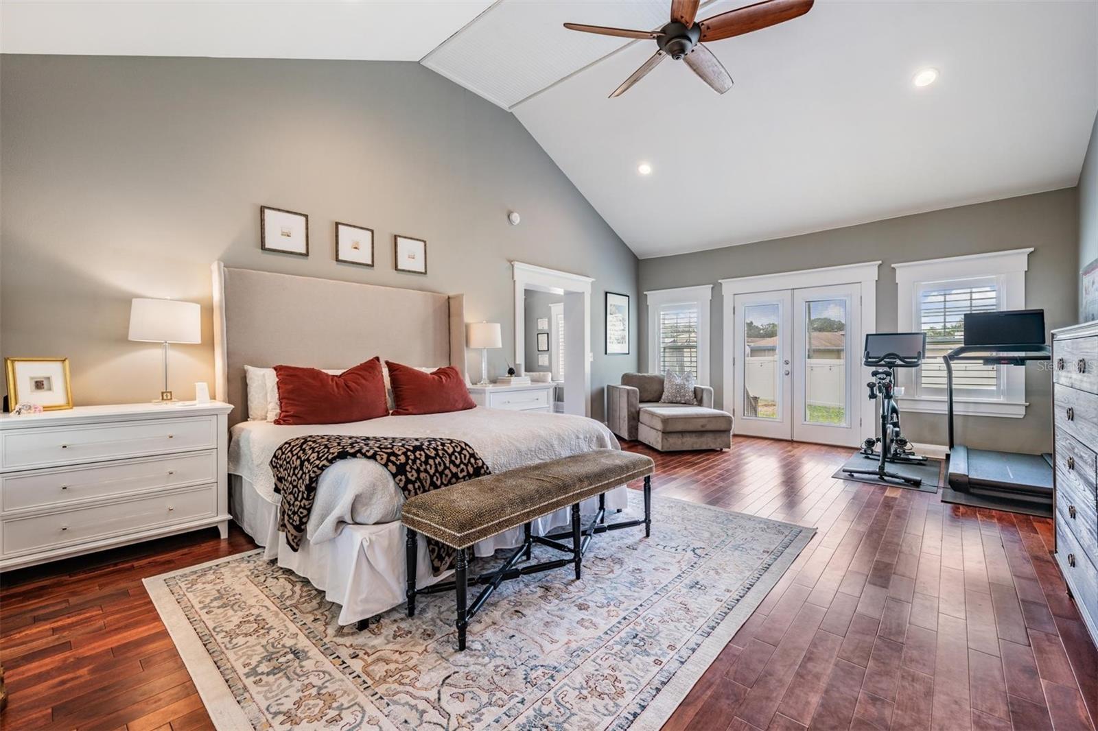 Listing photo id 21 for 4010 Neptune Street