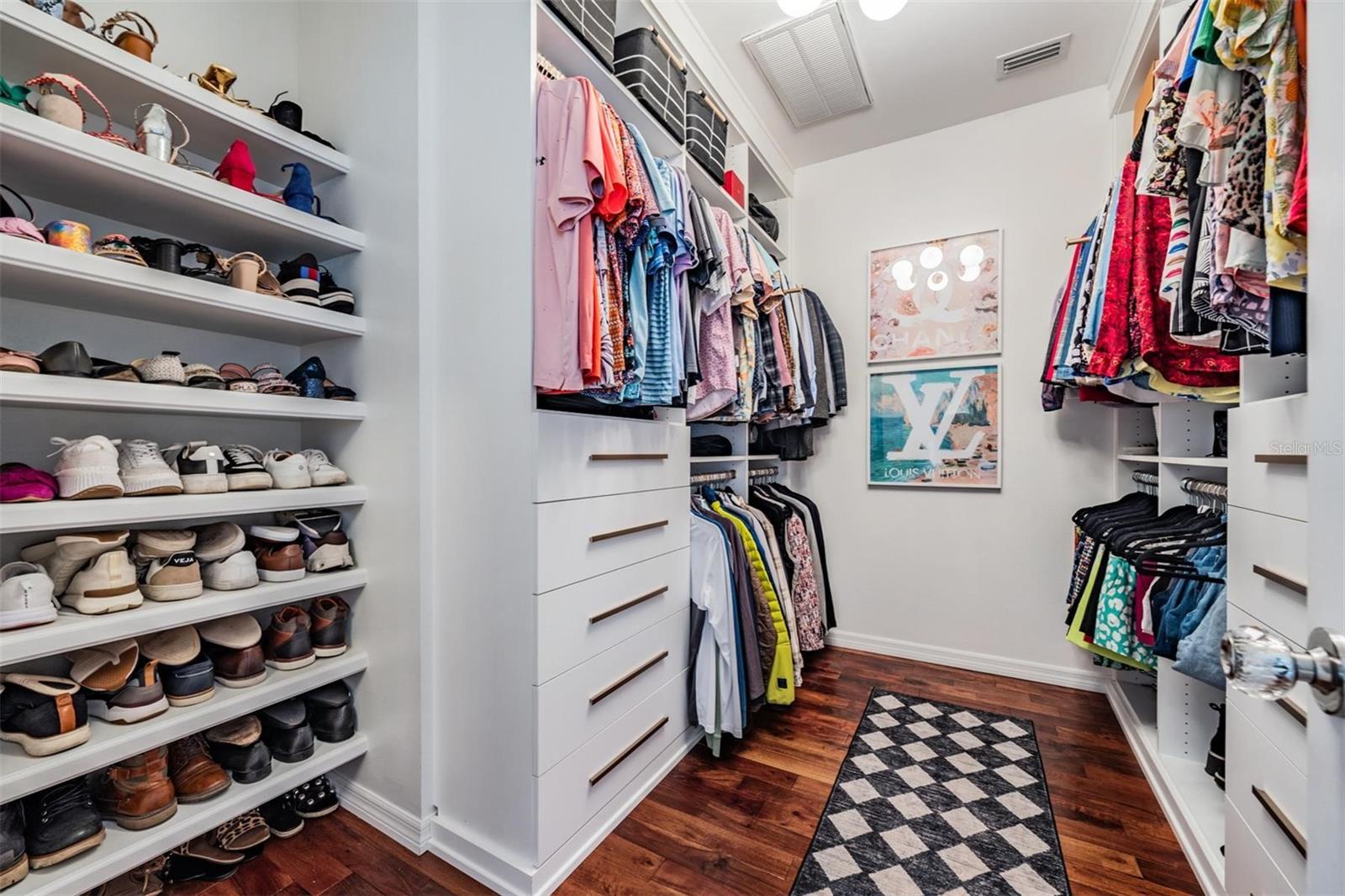 Listing photo id 24 for 4010 Neptune Street