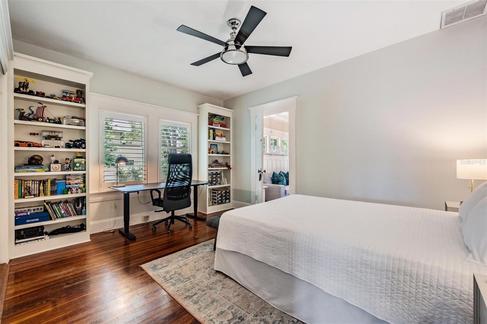 Listing photo id 28 for 4010 Neptune Street