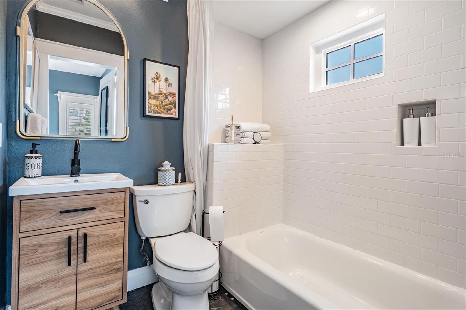 Listing photo id 29 for 4010 Neptune Street