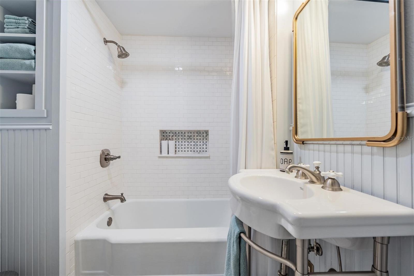 Listing photo id 30 for 4010 Neptune Street