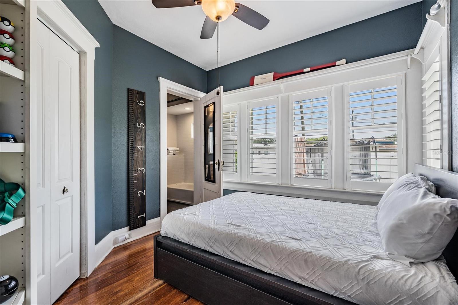 Listing photo id 31 for 4010 Neptune Street