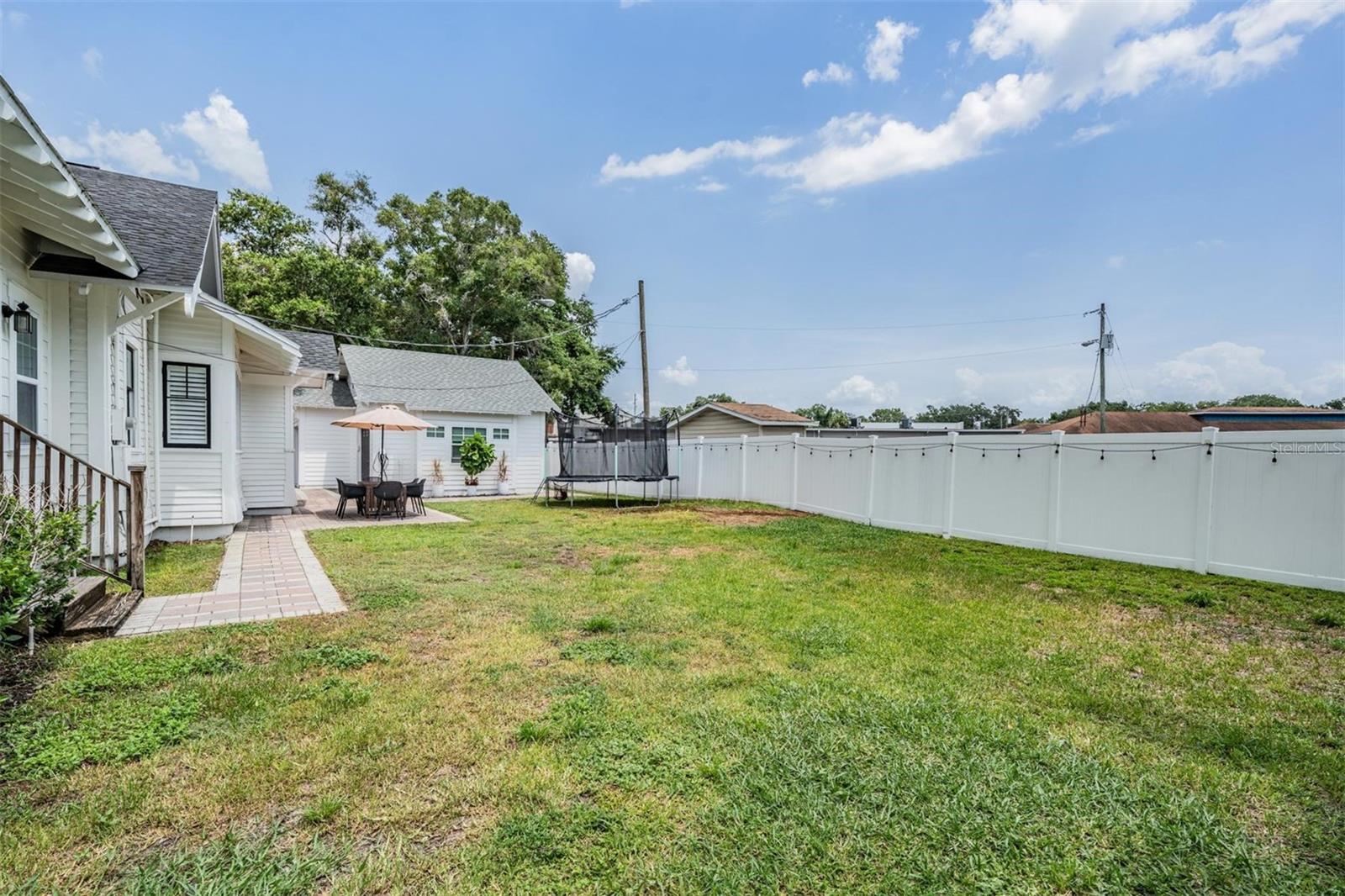 Listing photo id 32 for 4010 Neptune Street