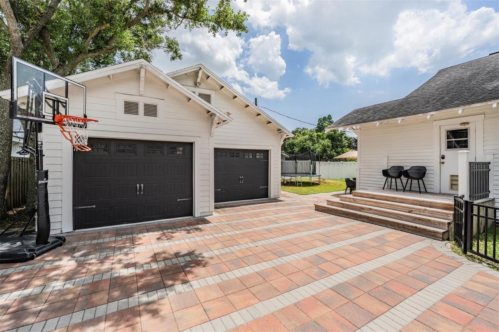 Listing photo id 5 for 4010 Neptune Street