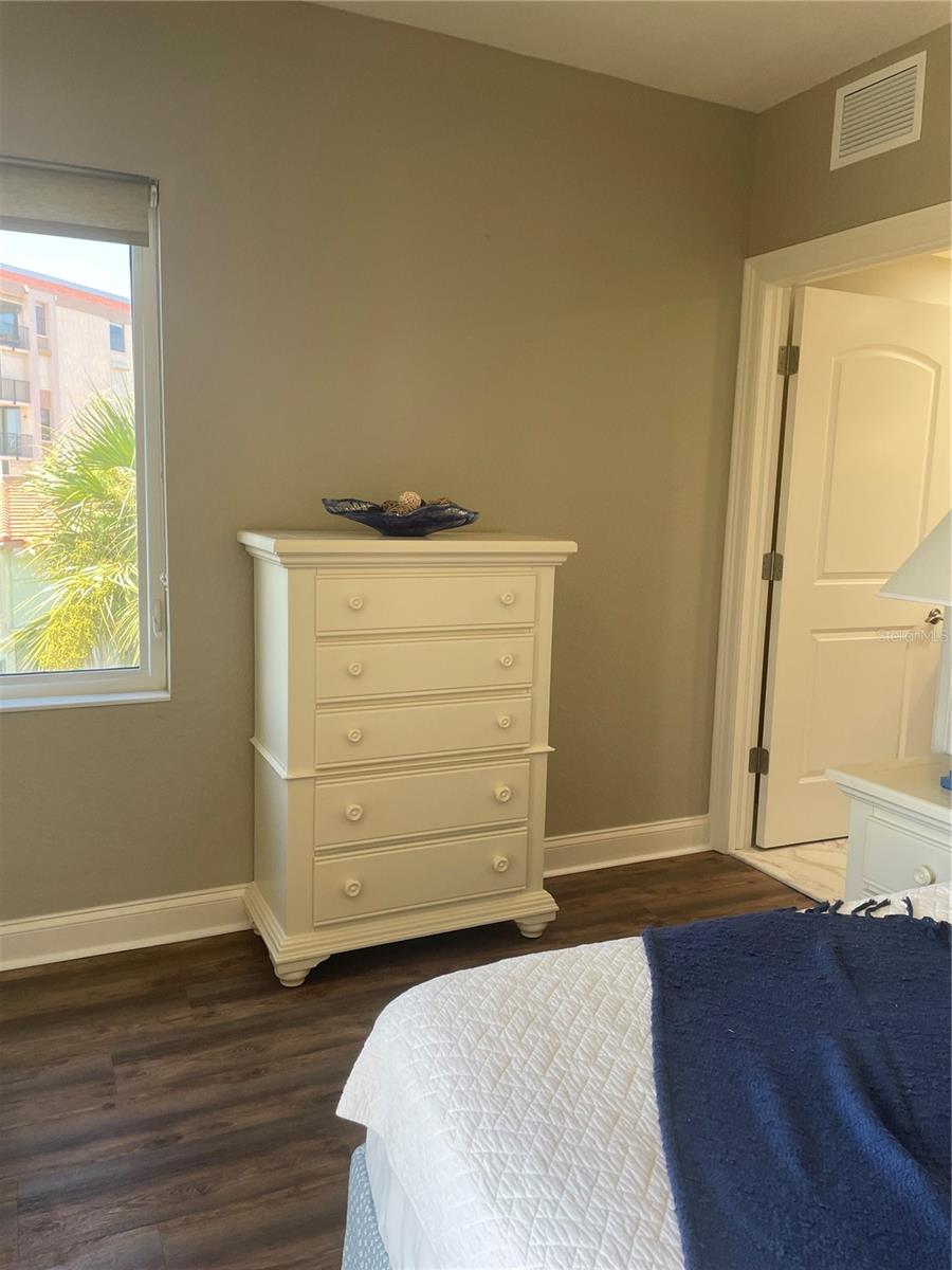 Image 16 of 24 For 6025 Sun Boulevard 201