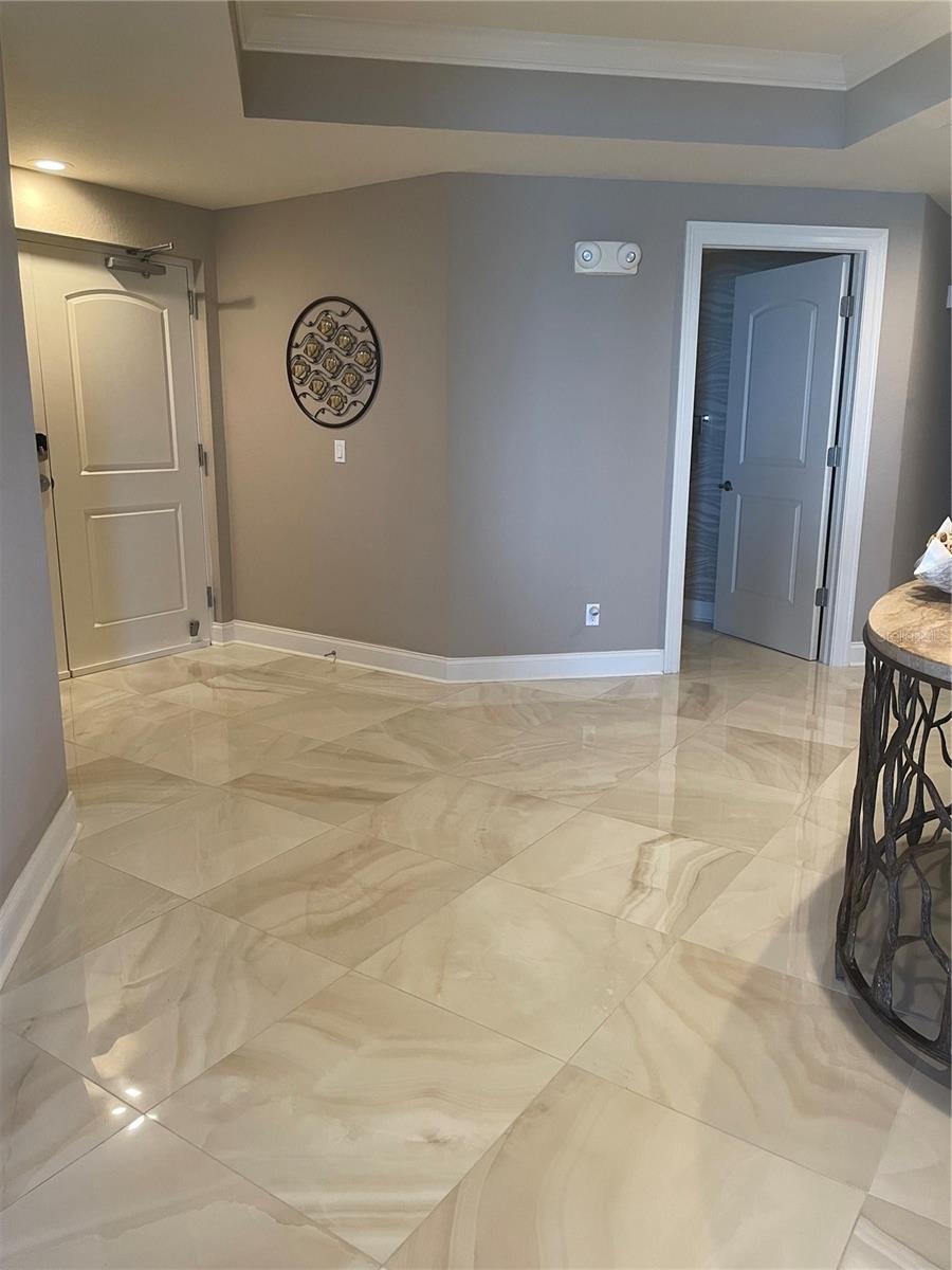 Image 3 of 24 For 6025 Sun Boulevard 201