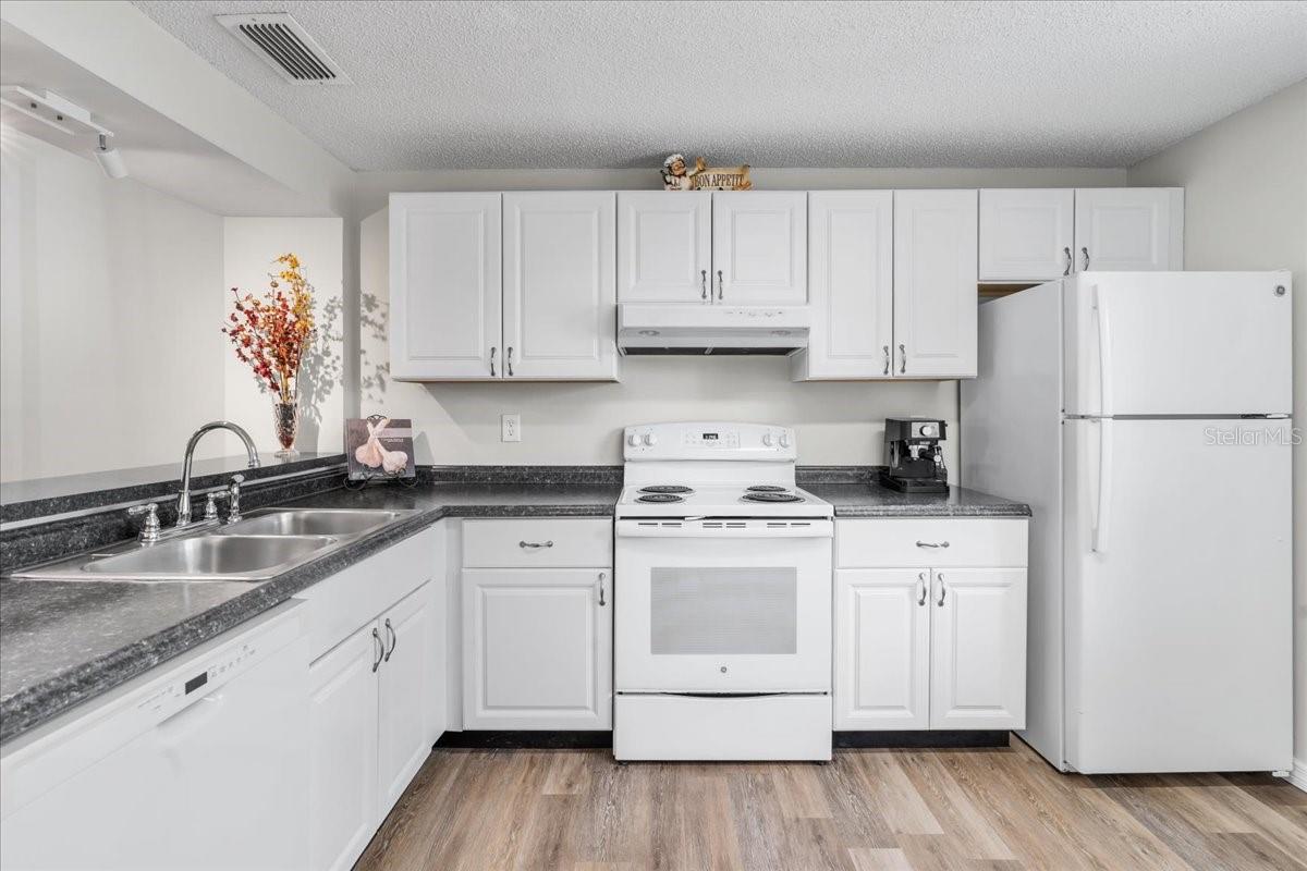 Image 32 of 40 For 6104 39th Avenue W