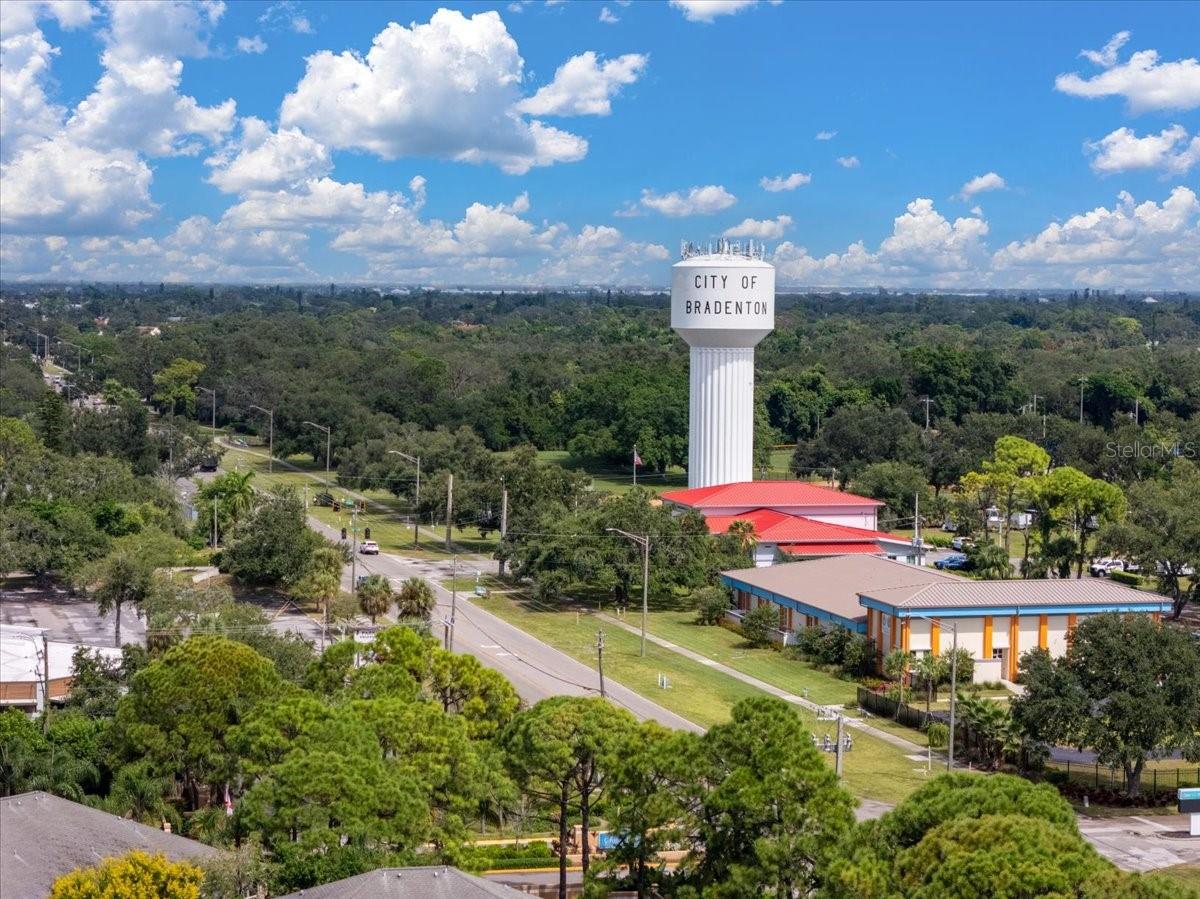 Image 9 of 40 For 6104 39th Avenue W