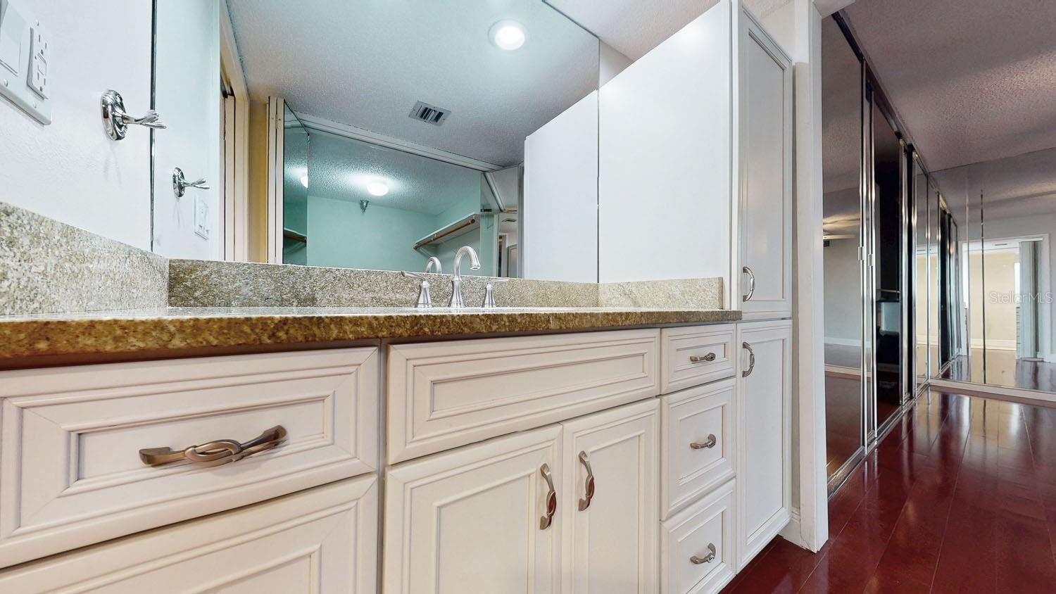 Image 41 of 62 For 2413 Bayshore Boulevard 503
