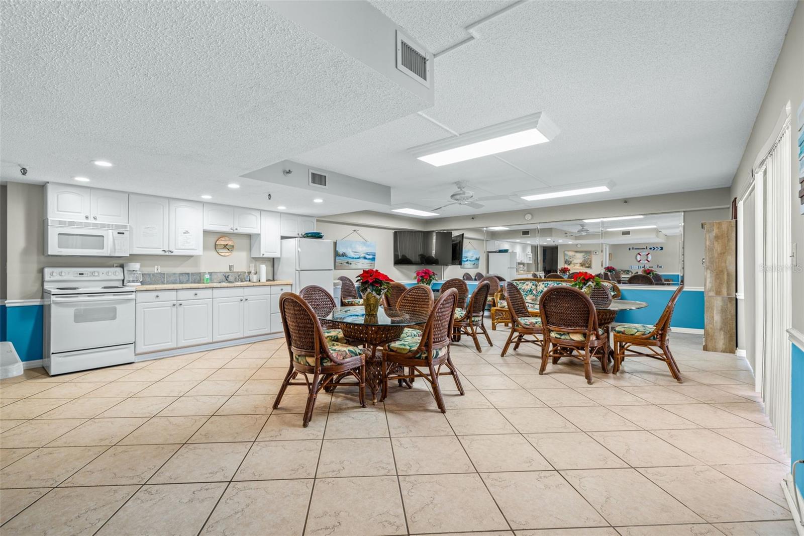 Image 38 of 41 For 7432 Sunshine Skyway Lane S 506