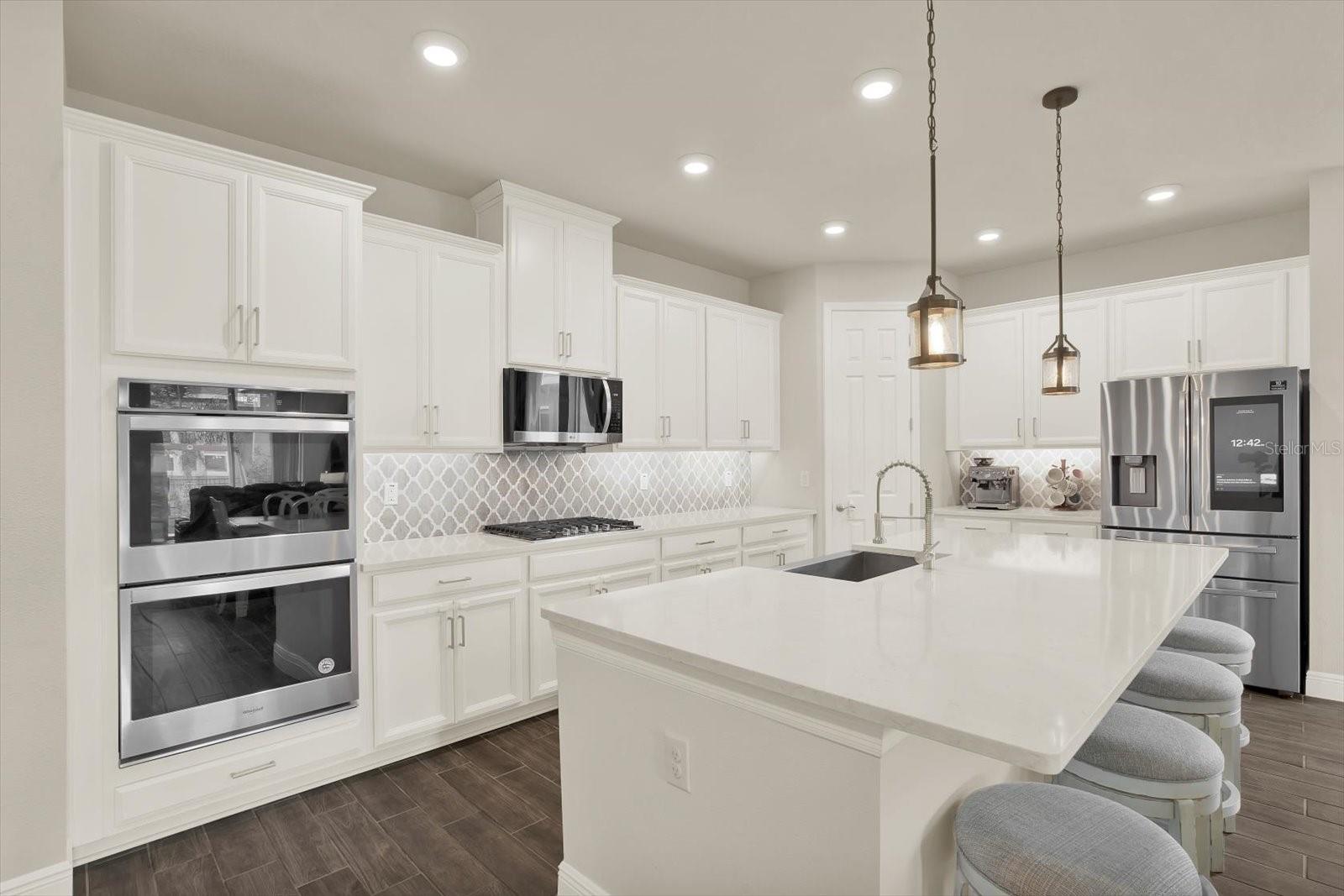 Listing photo id 9 for 6003 Milestone Drive