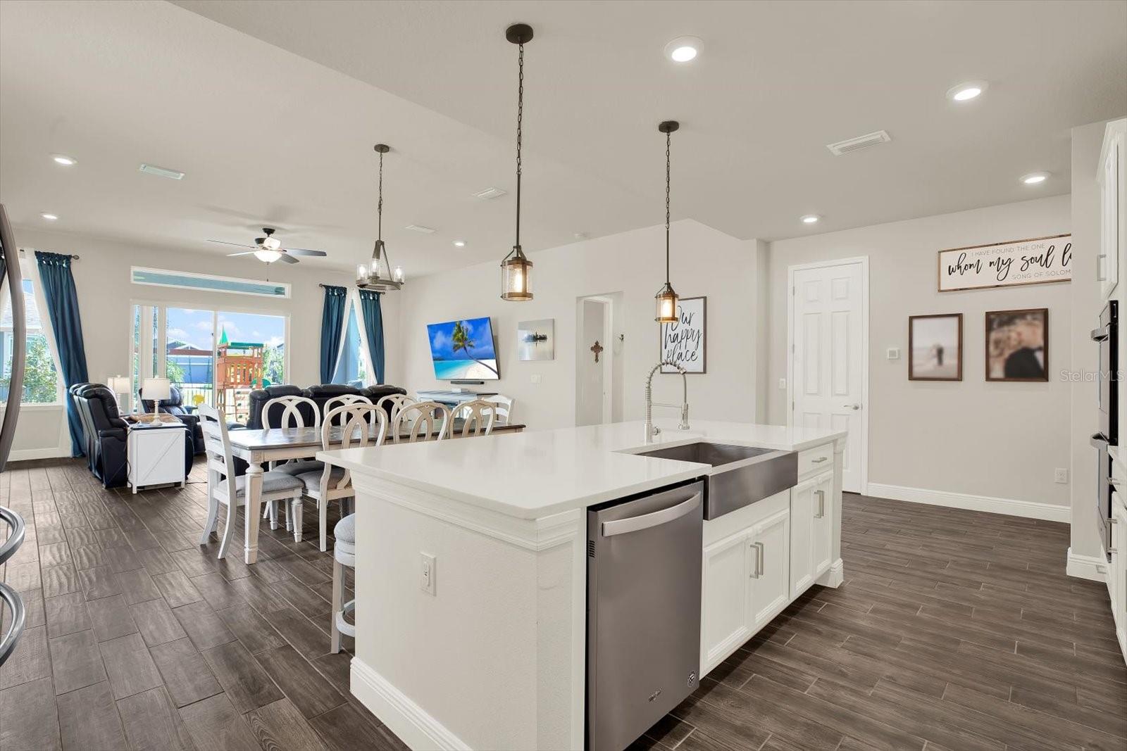 Listing photo id 10 for 6003 Milestone Drive