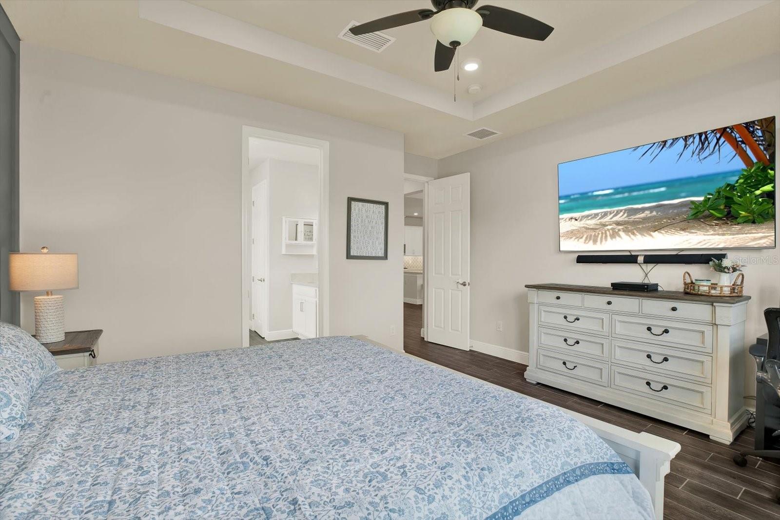 Listing photo id 15 for 6003 Milestone Drive