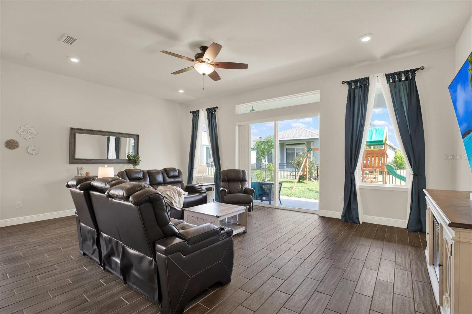 Listing photo id 5 for 6003 Milestone Drive