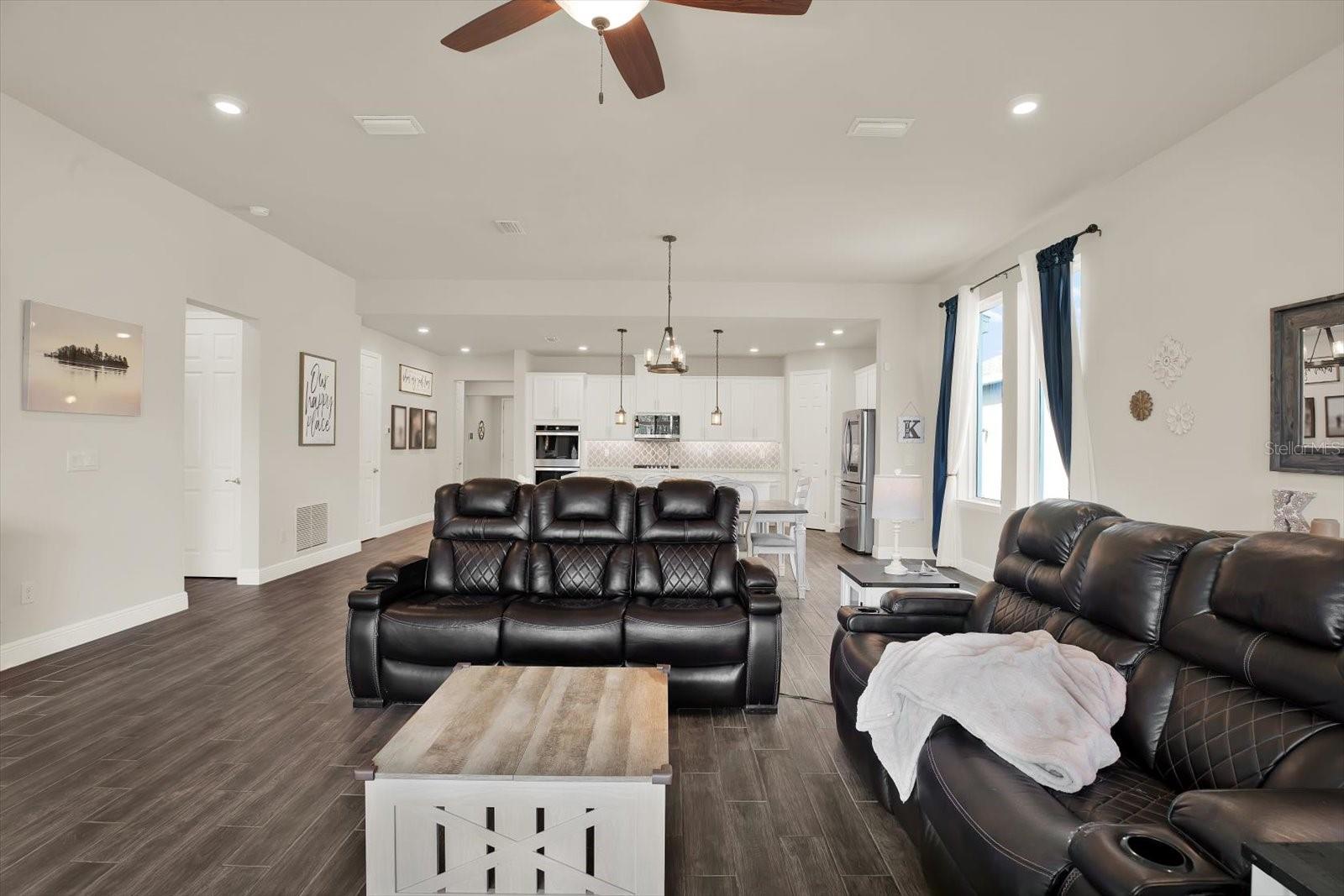 Listing photo id 6 for 6003 Milestone Drive