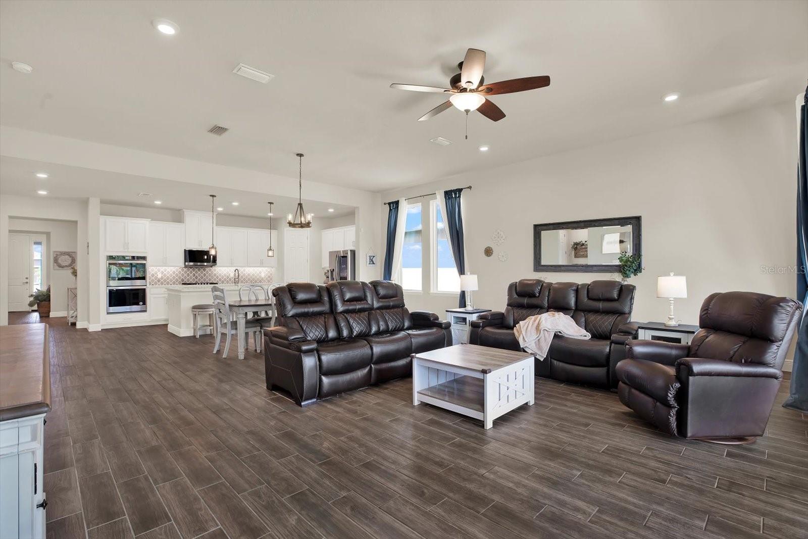 Listing photo id 7 for 6003 Milestone Drive