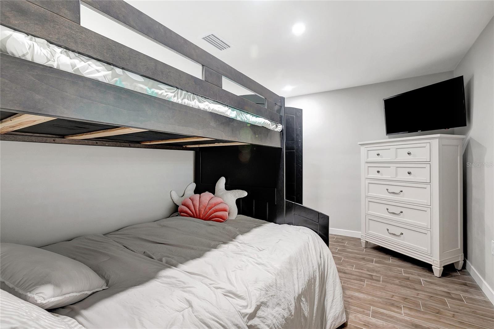 Image 19 of 25 For 242 176th Avenue E