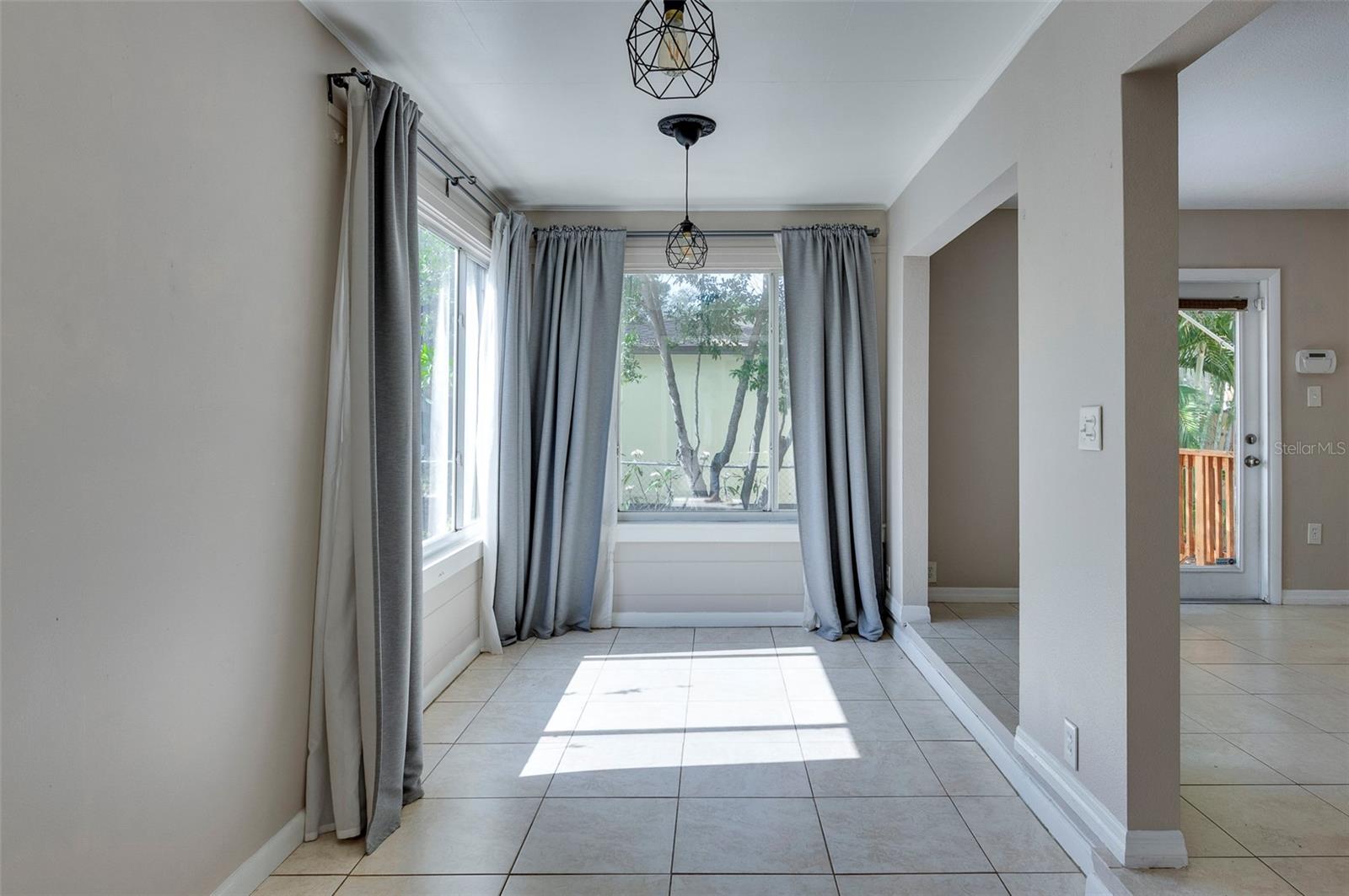 Image 11 of 49 For 907 Hull Street S