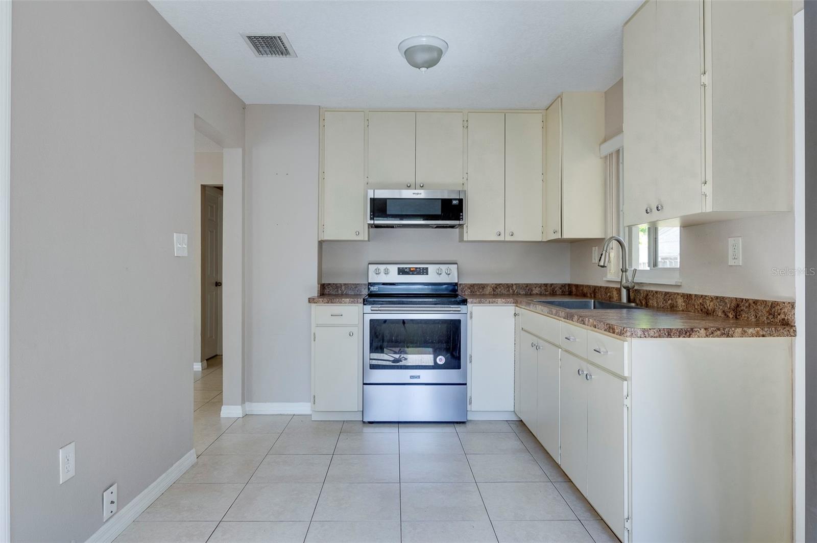 Image 12 of 49 For 907 Hull Street S