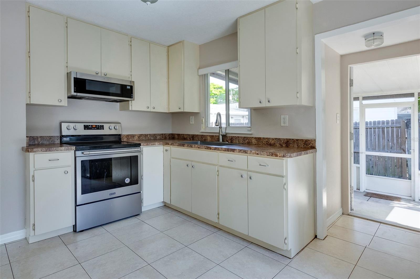 Image 14 of 49 For 907 Hull Street S