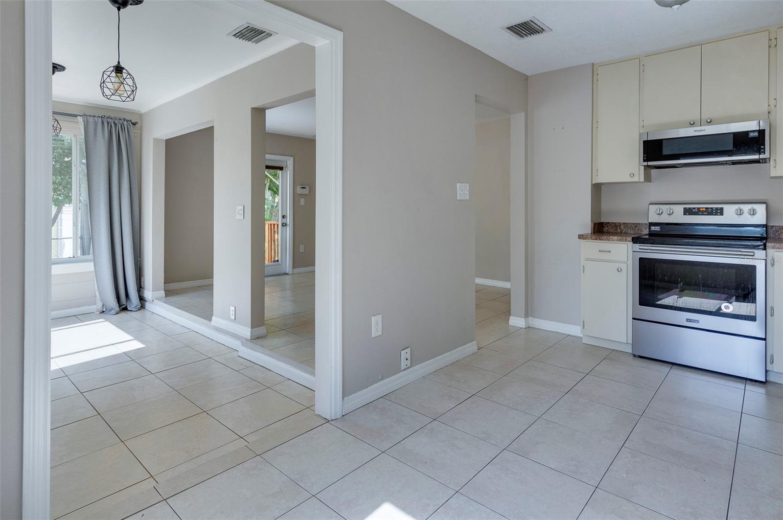 Image 16 of 49 For 907 Hull Street S