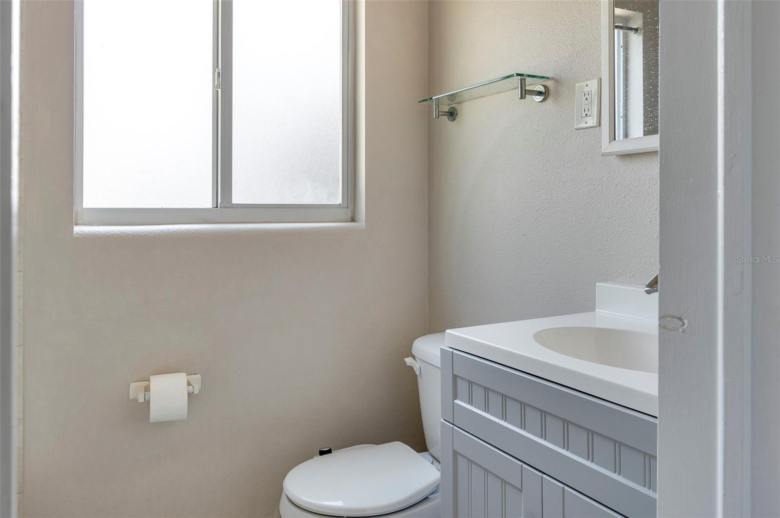 Image 17 of 49 For 907 Hull Street S