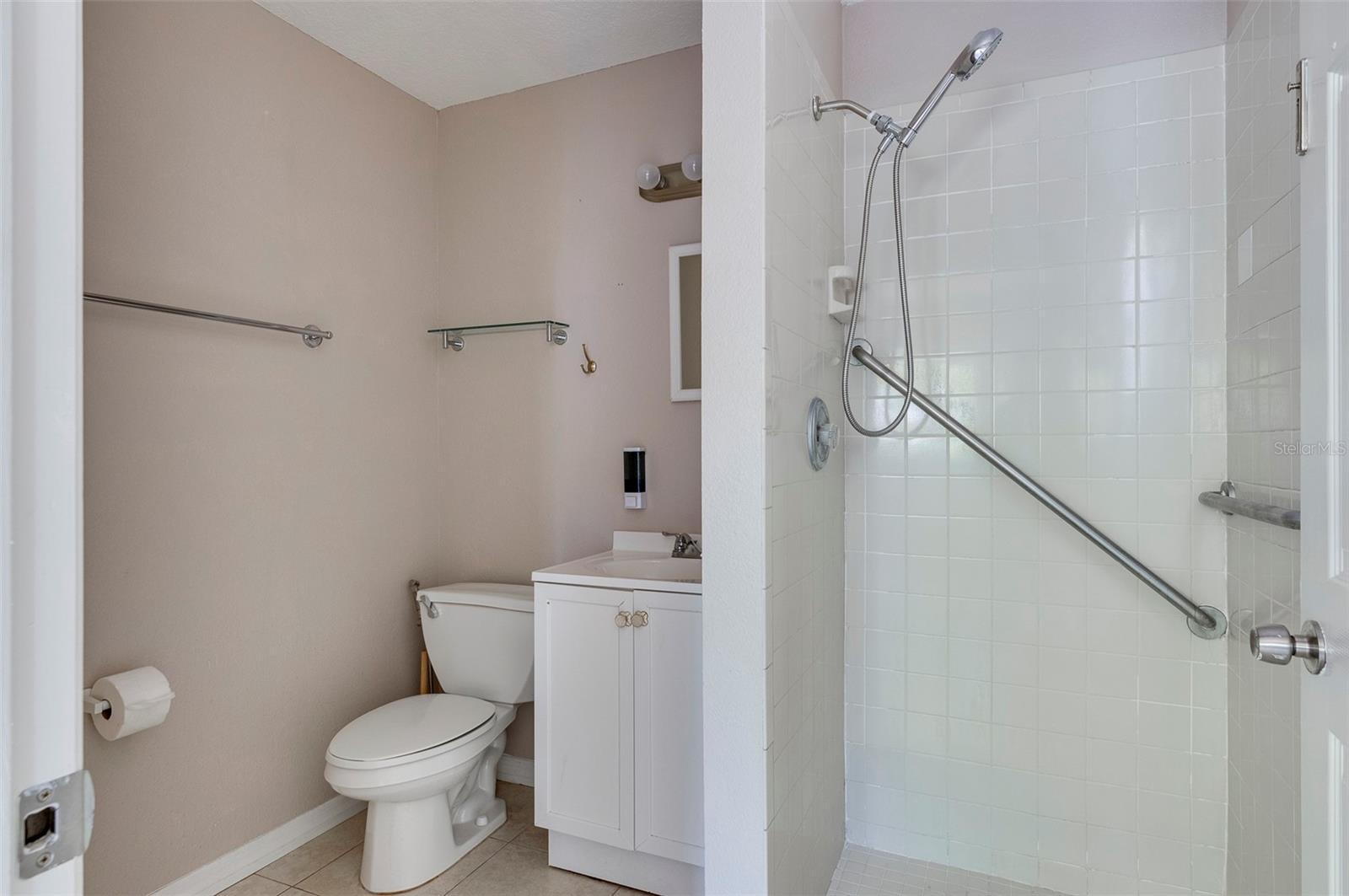 Image 18 of 49 For 907 Hull Street S