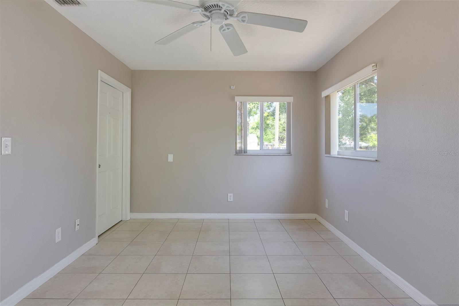 Image 23 of 49 For 907 Hull Street S