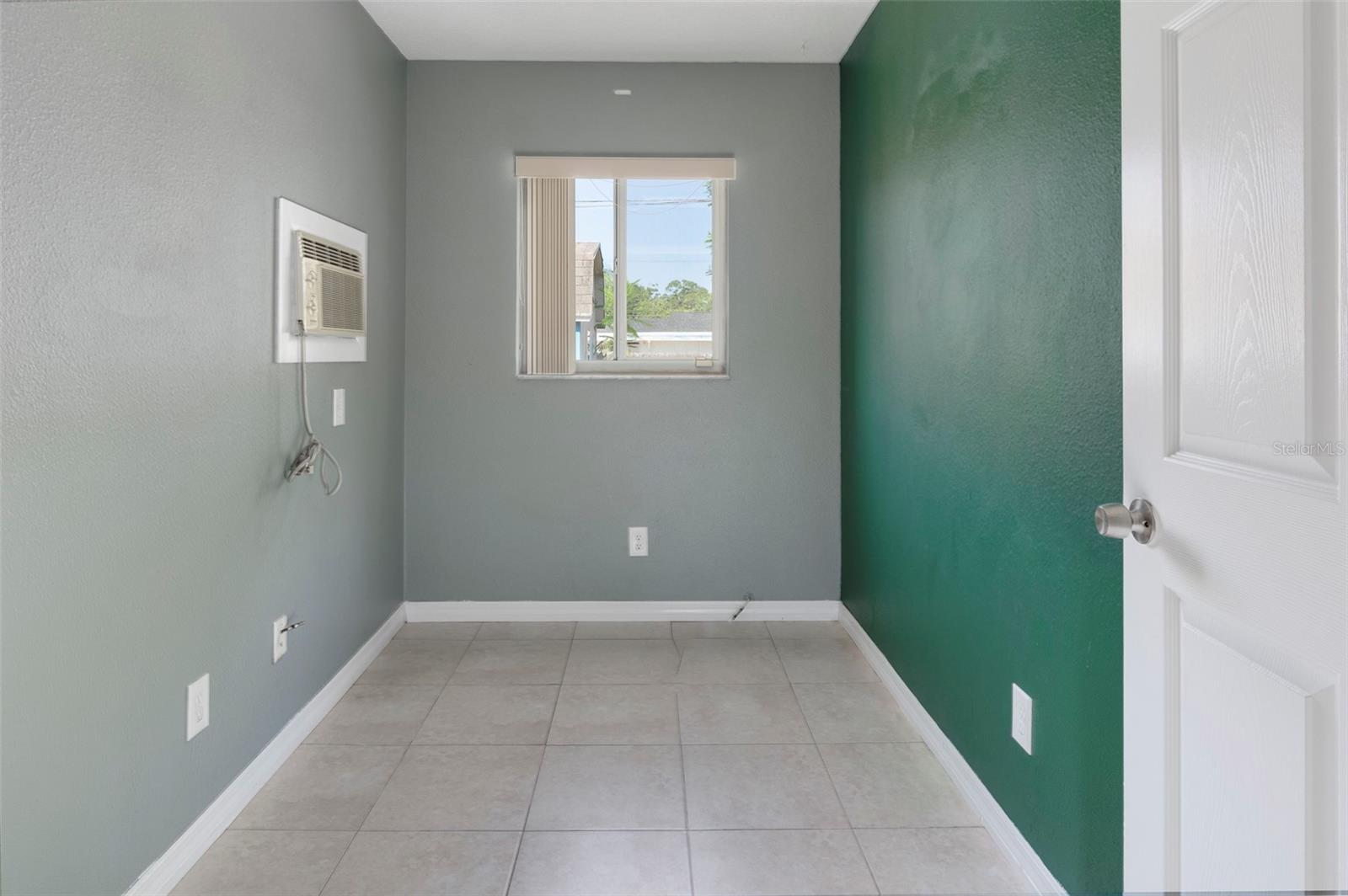 Image 26 of 49 For 907 Hull Street S