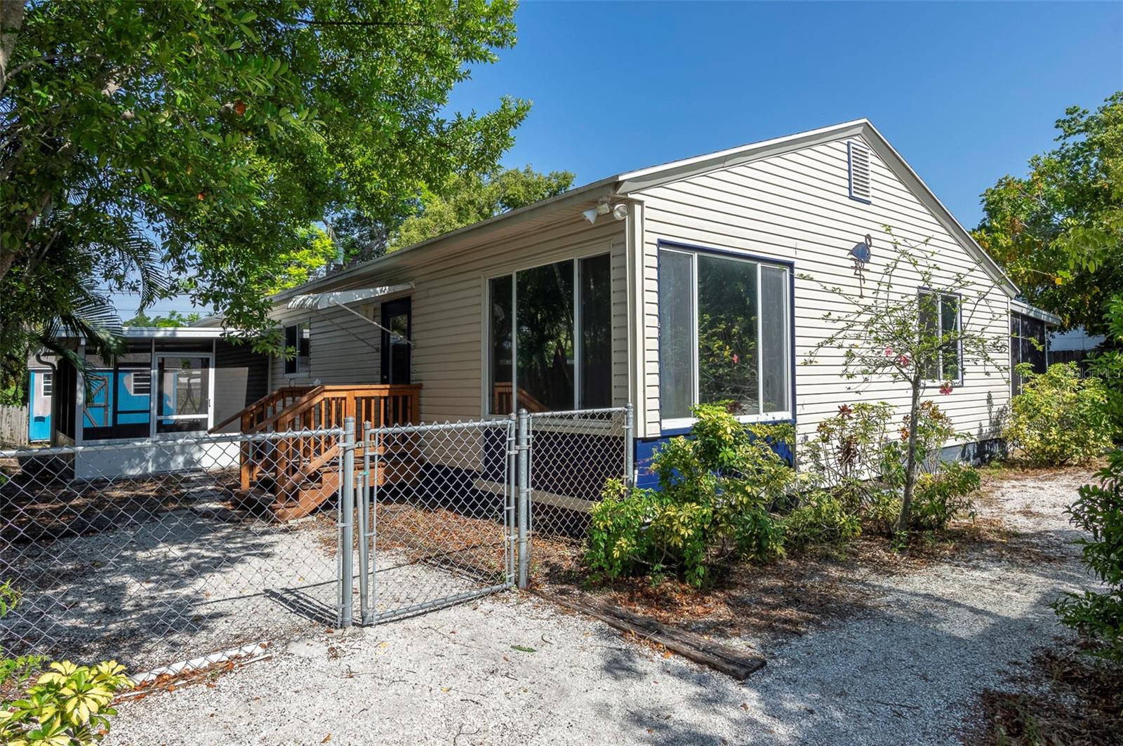 Image 28 of 49 For 907 Hull Street S