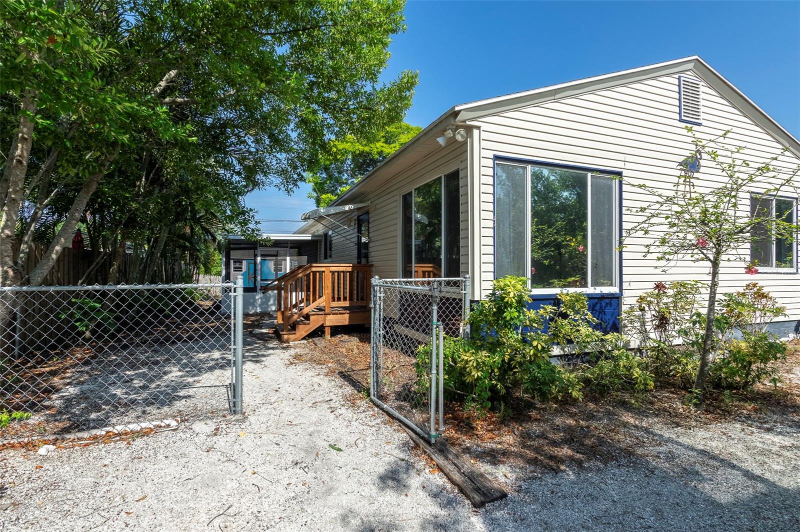 Image 32 of 49 For 907 Hull Street S