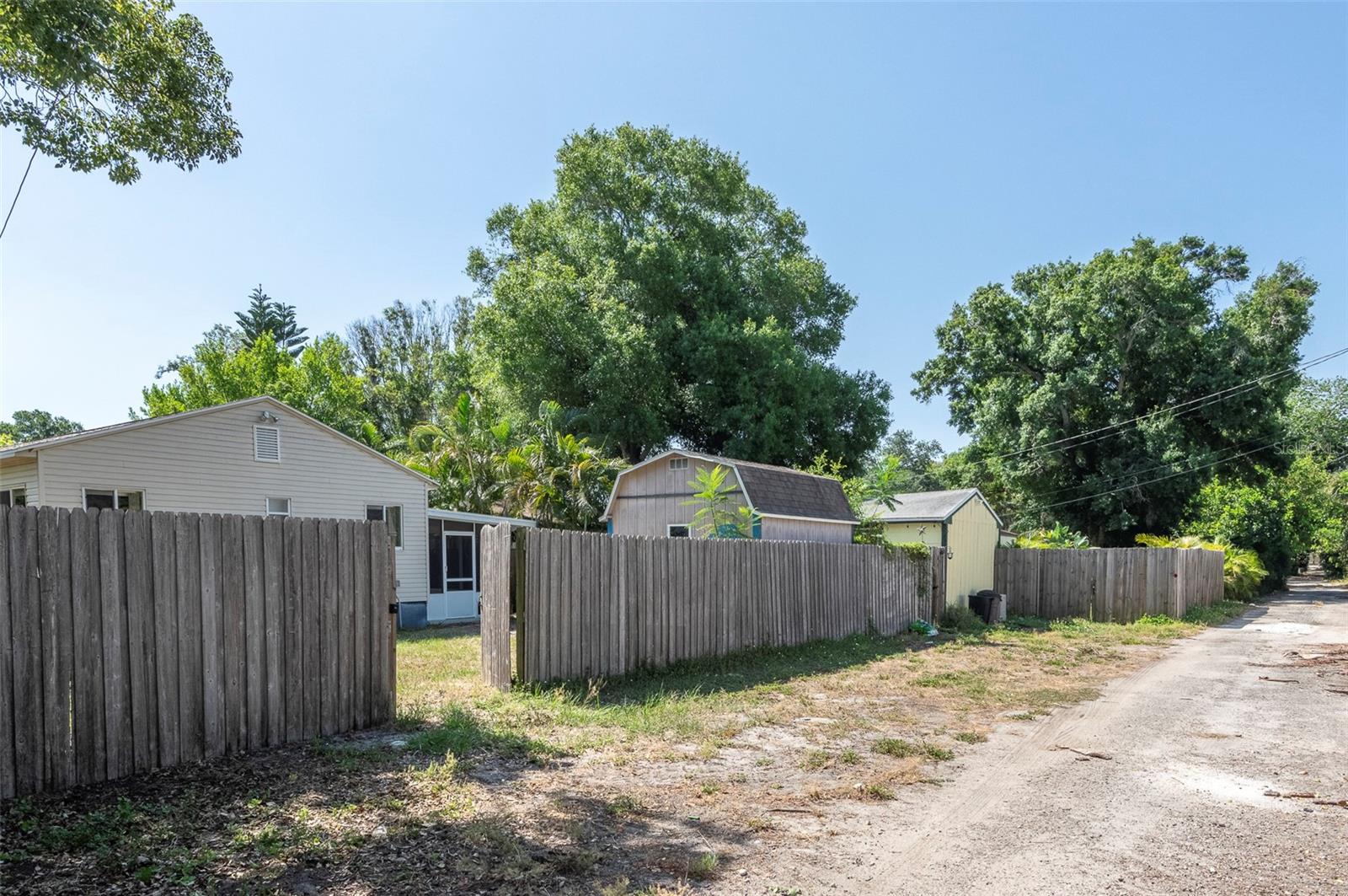 Image 38 of 49 For 907 Hull Street S