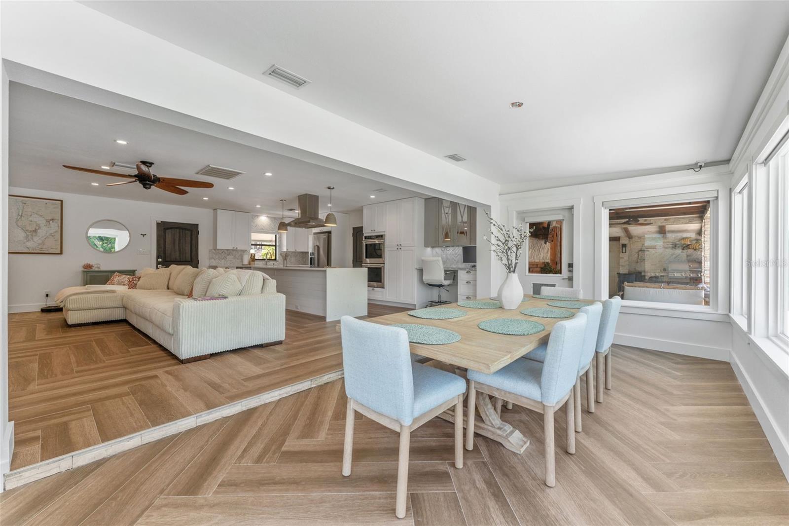 Listing photo id 13 for 8720 Hickorywood Lane