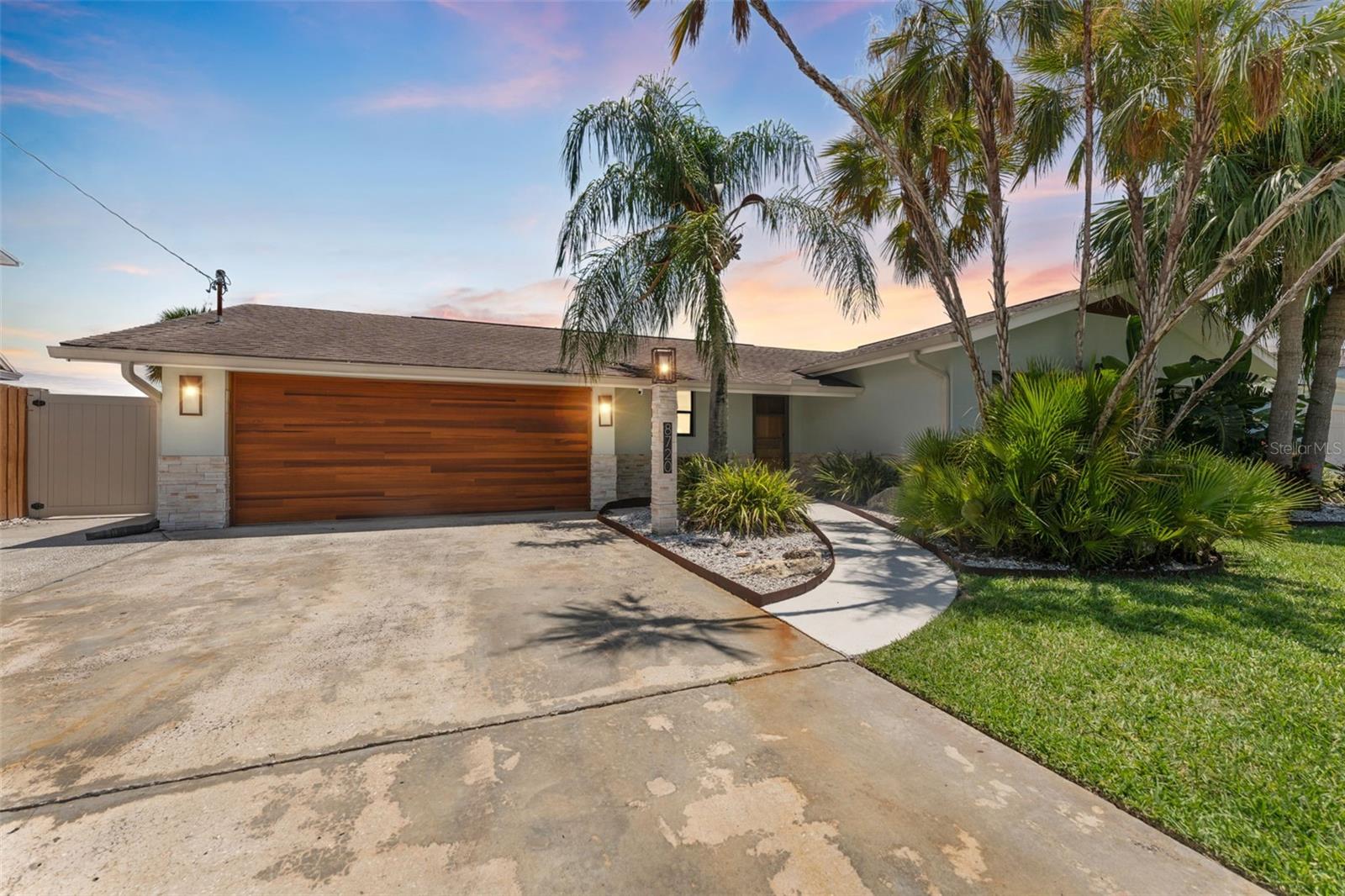 Listing photo id 0 for 8720 Hickorywood Lane