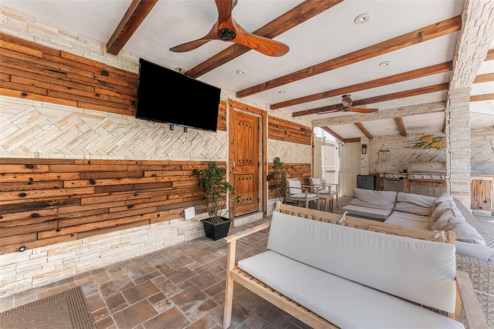 Listing photo id 25 for 8720 Hickorywood Lane