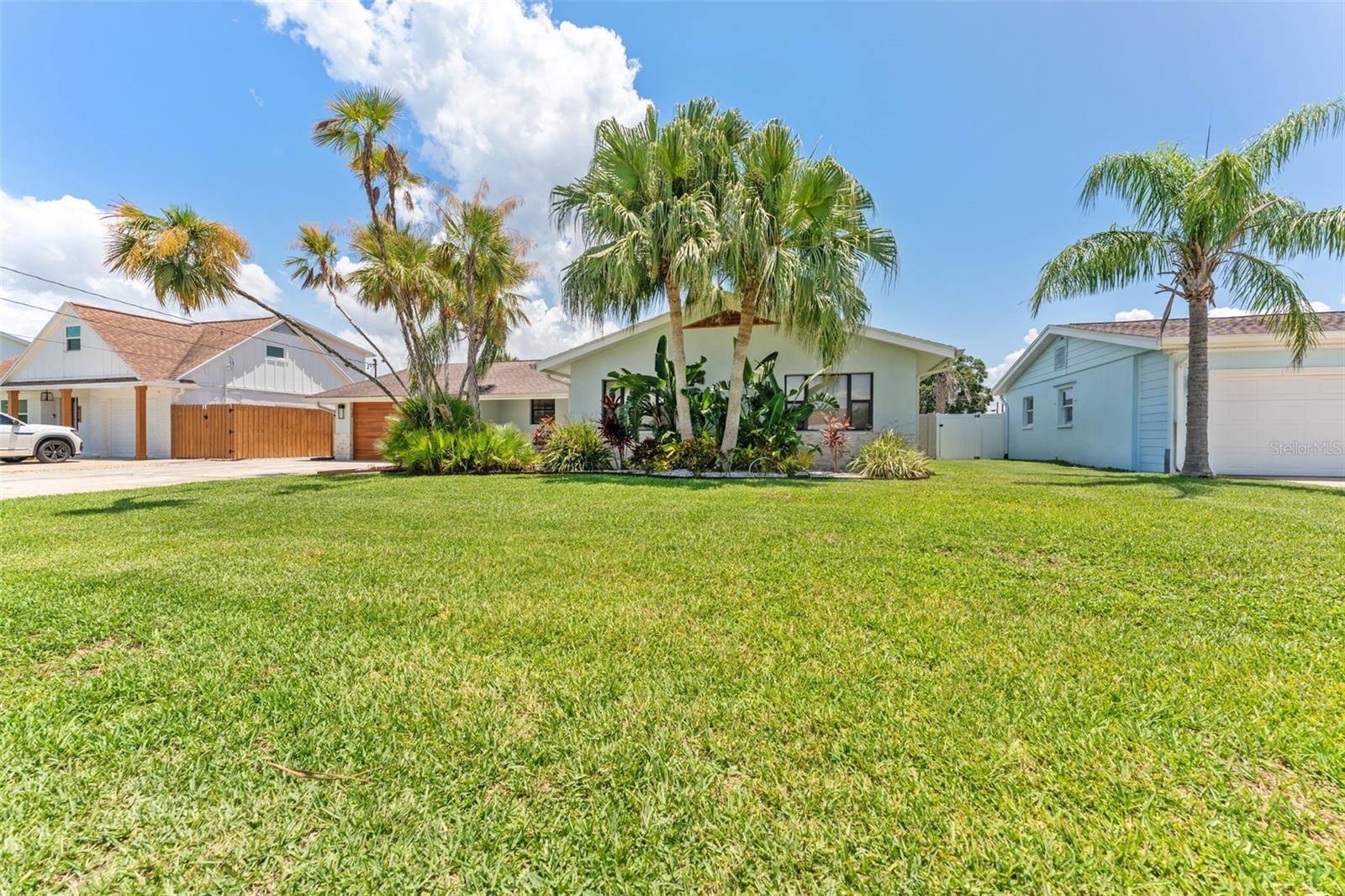 Listing photo id 1 for 8720 Hickorywood Lane