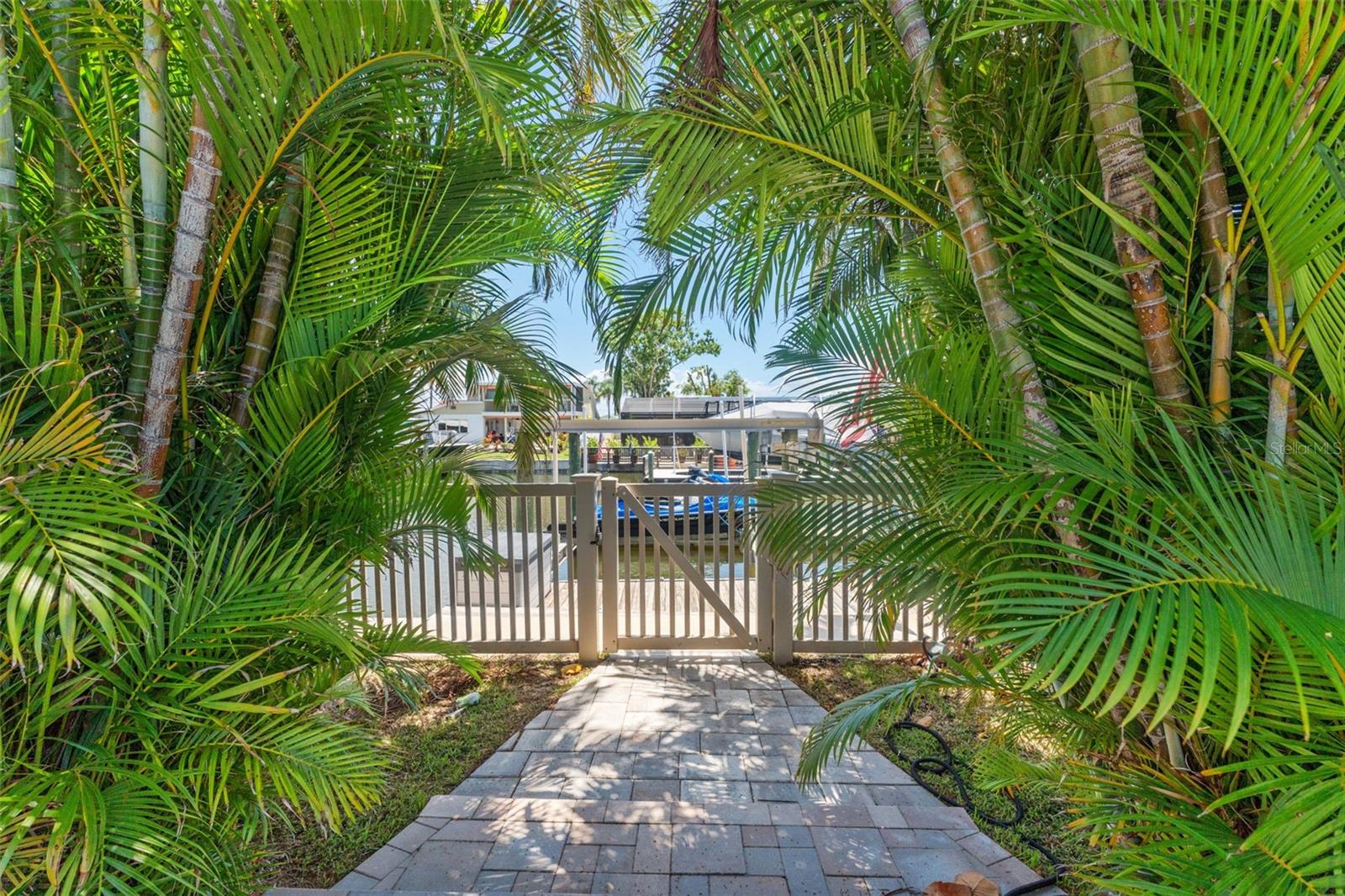 Listing photo id 32 for 8720 Hickorywood Lane