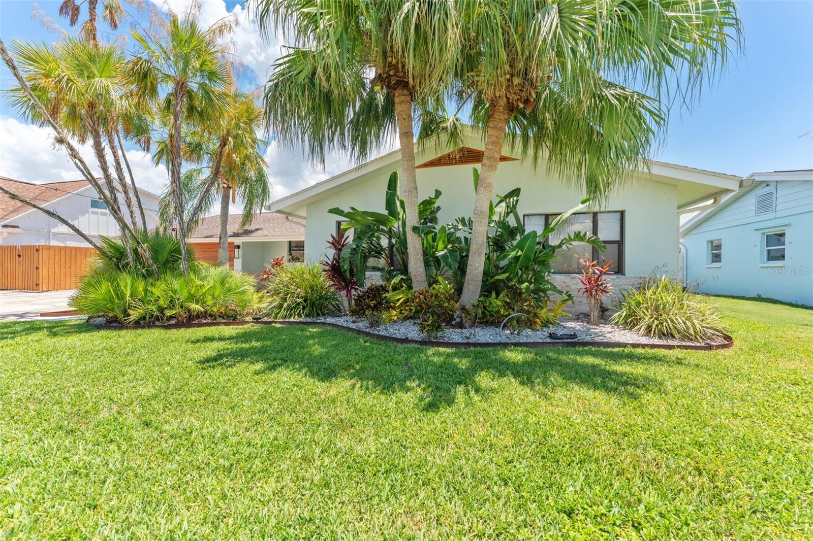 Listing photo id 2 for 8720 Hickorywood Lane