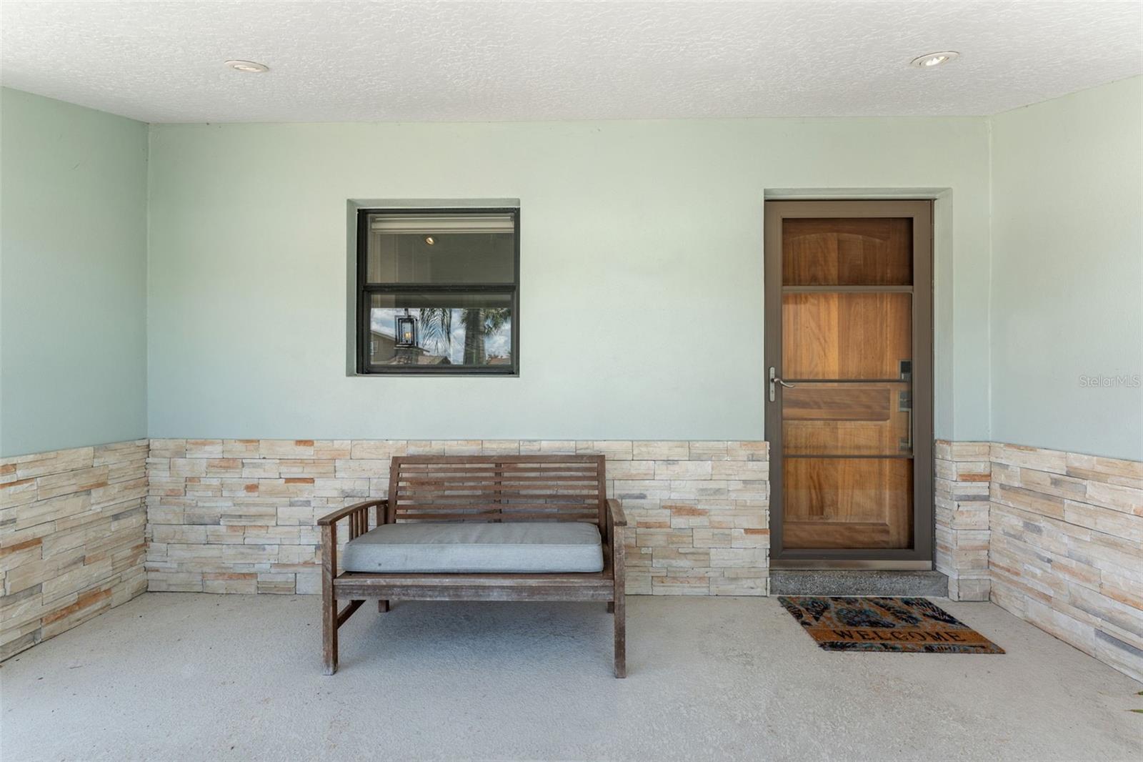 Listing photo id 3 for 8720 Hickorywood Lane