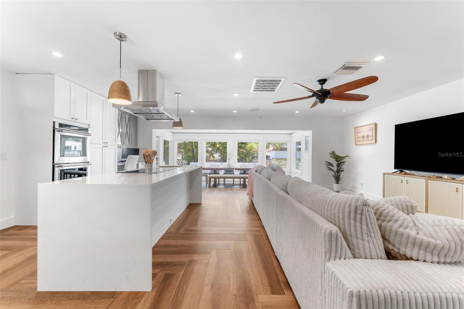 Listing photo id 4 for 8720 Hickorywood Lane