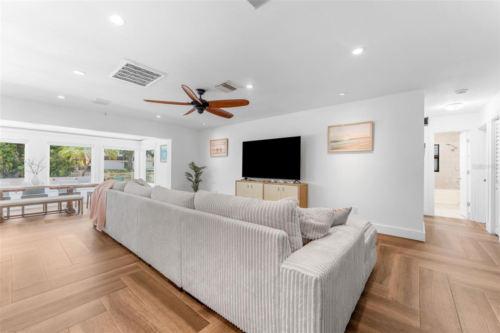 Listing photo id 5 for 8720 Hickorywood Lane