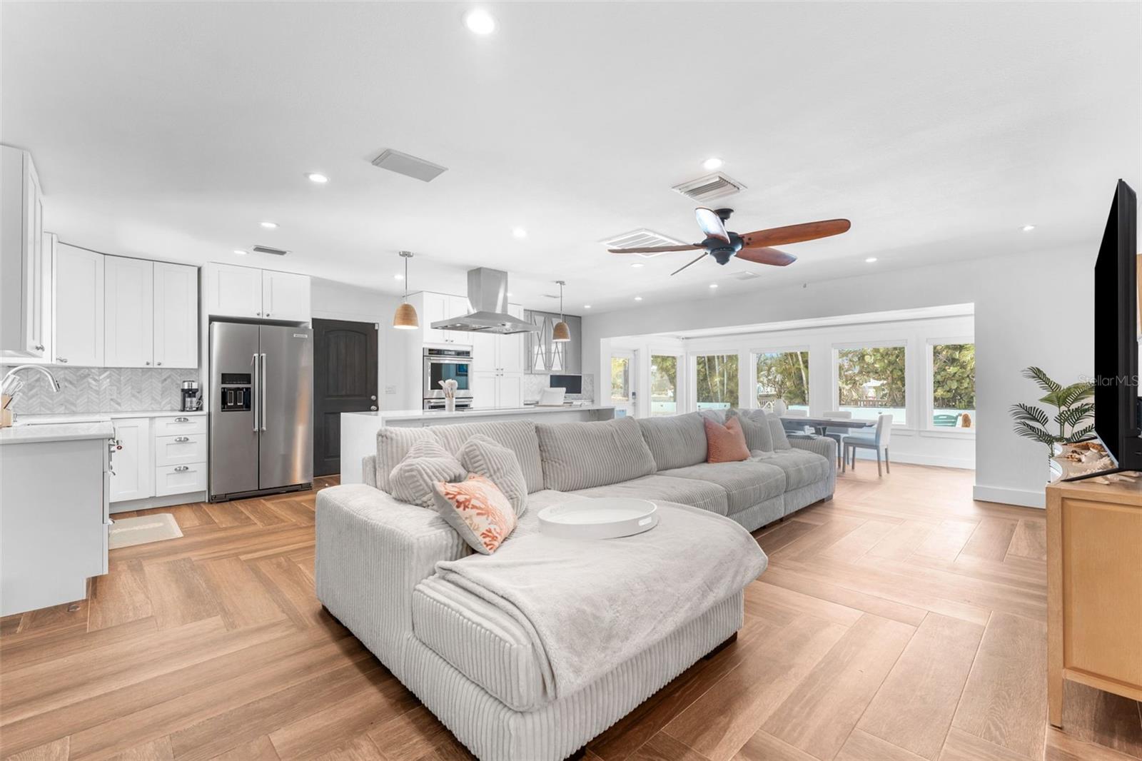 Listing photo id 6 for 8720 Hickorywood Lane