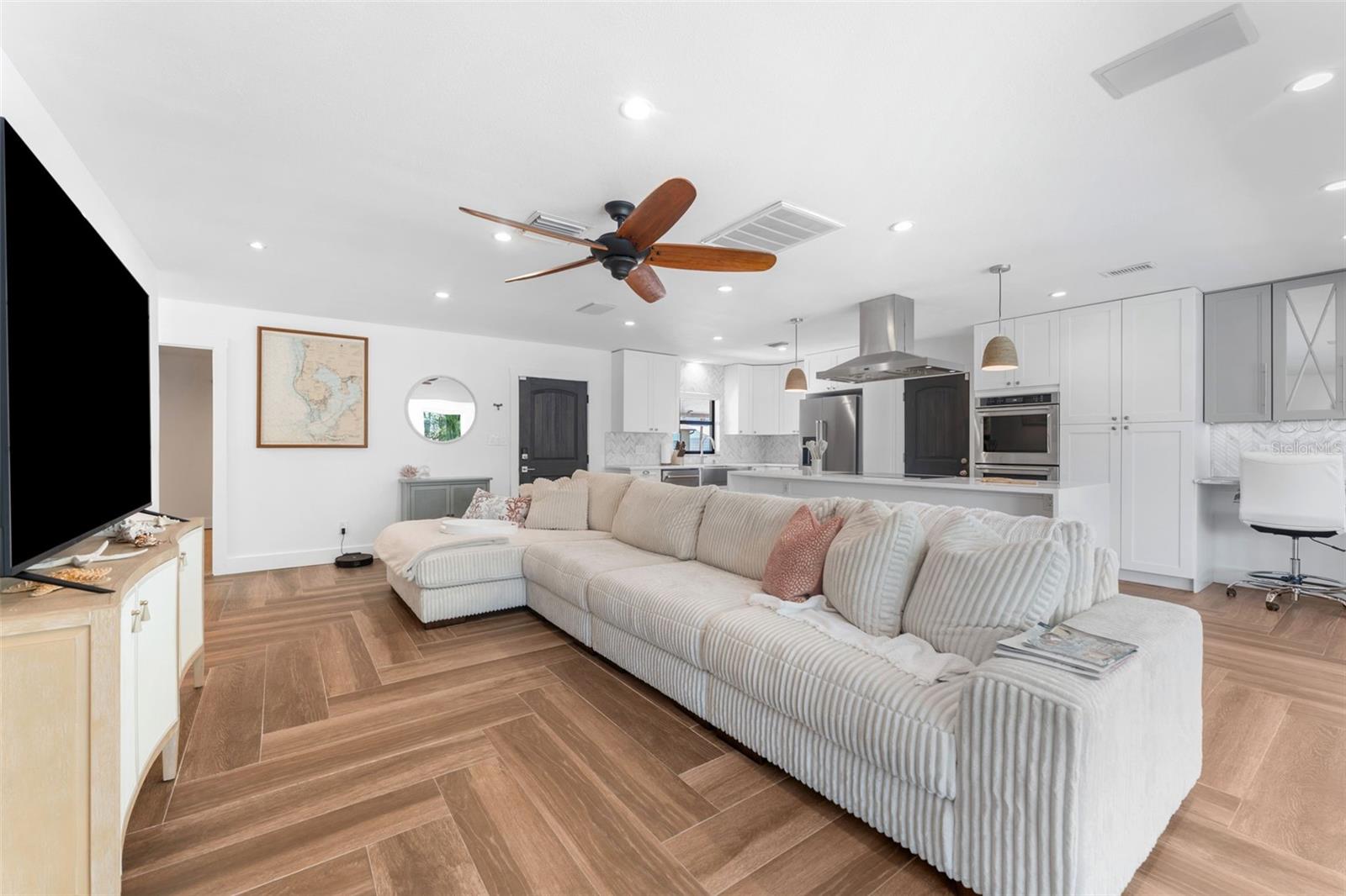 Listing photo id 7 for 8720 Hickorywood Lane