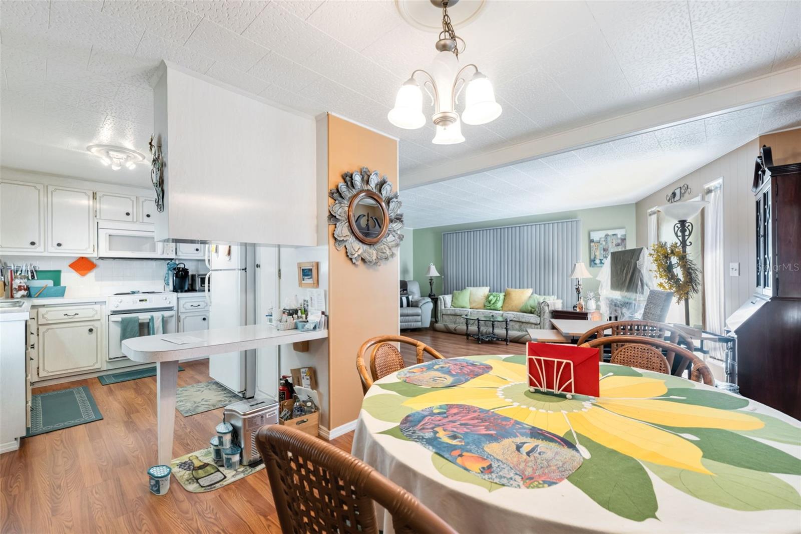 Listing photo id 10 for 3301 Alt 19  700