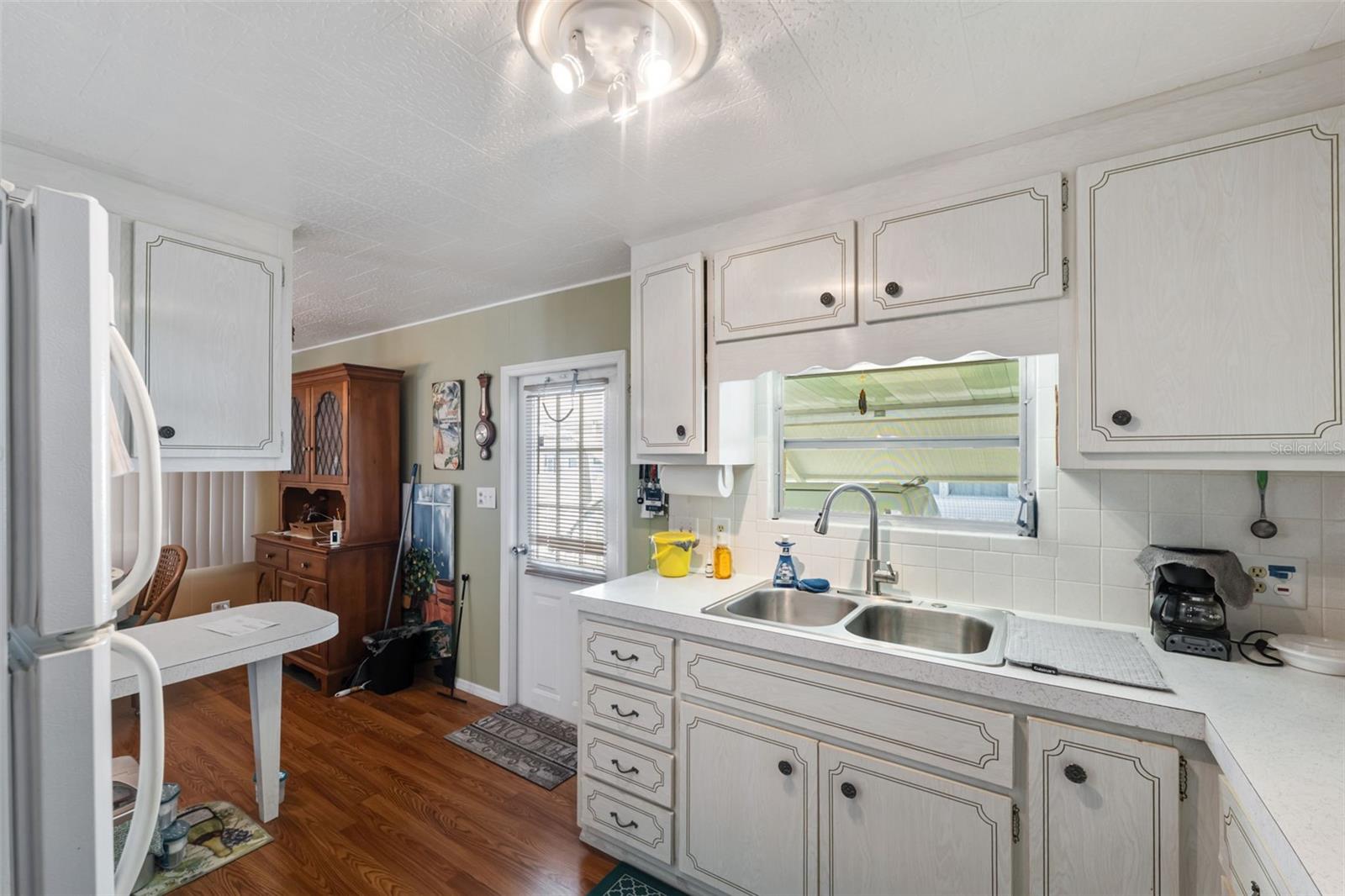 Listing photo id 11 for 3301 Alt 19  700