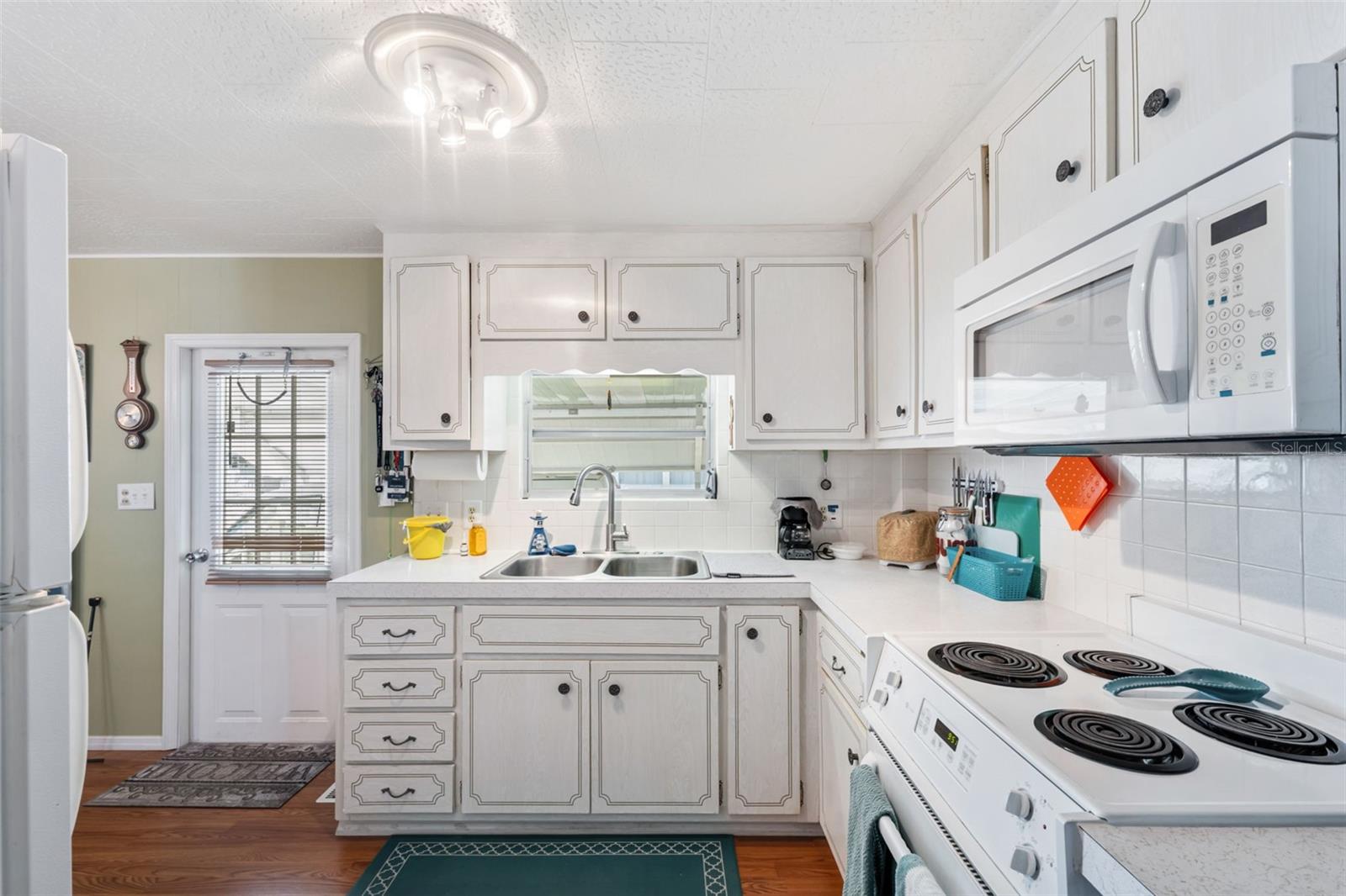 Listing photo id 12 for 3301 Alt 19  700