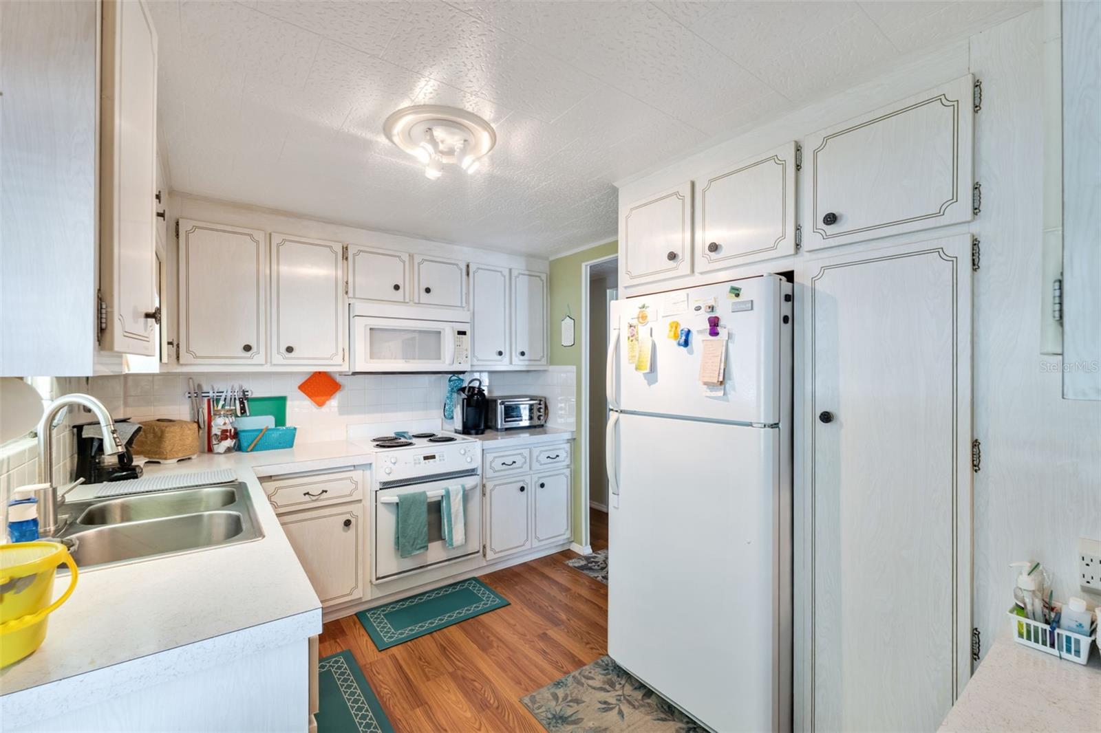 Listing photo id 13 for 3301 Alt 19  700